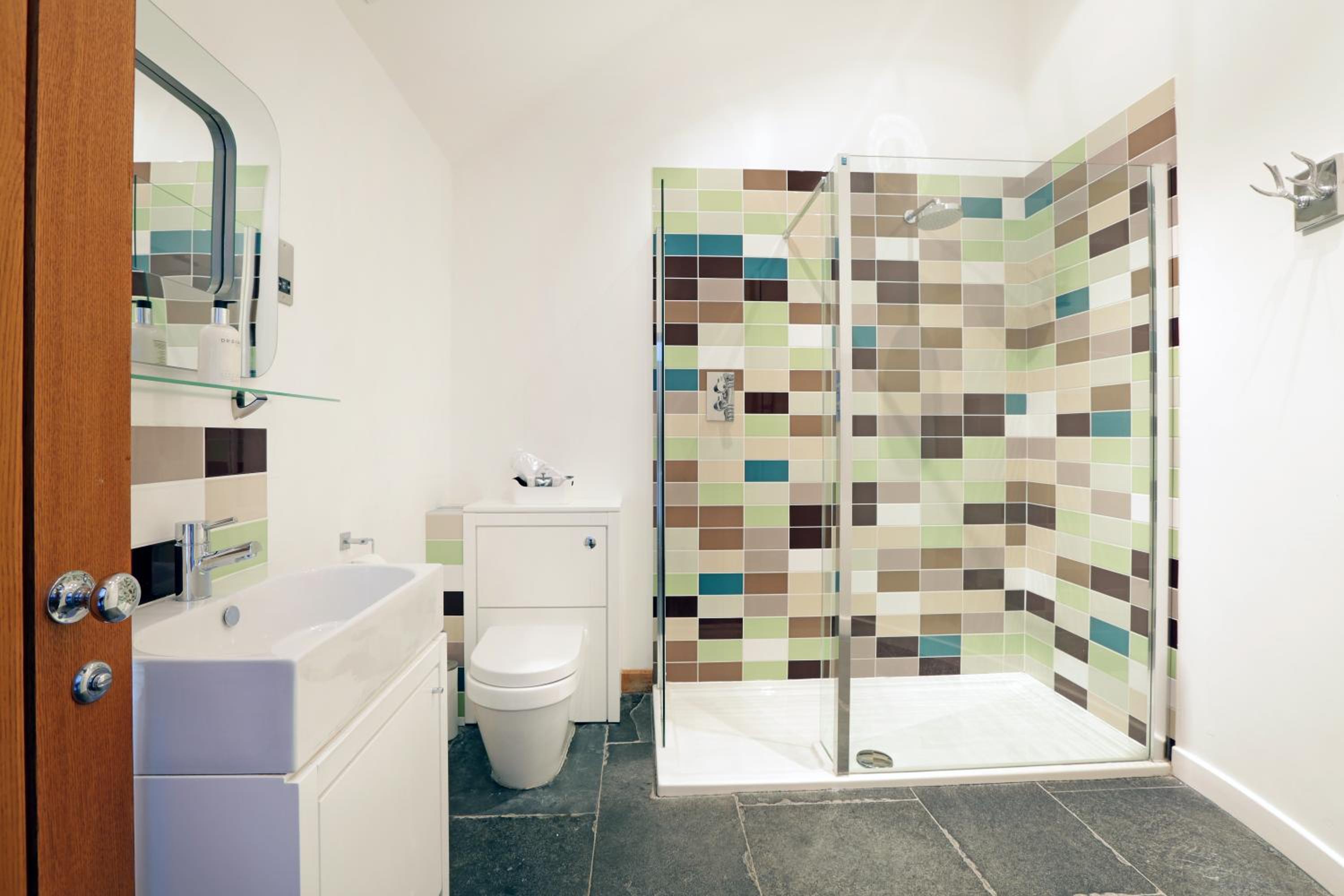 Apartment with Shower - Photo 6