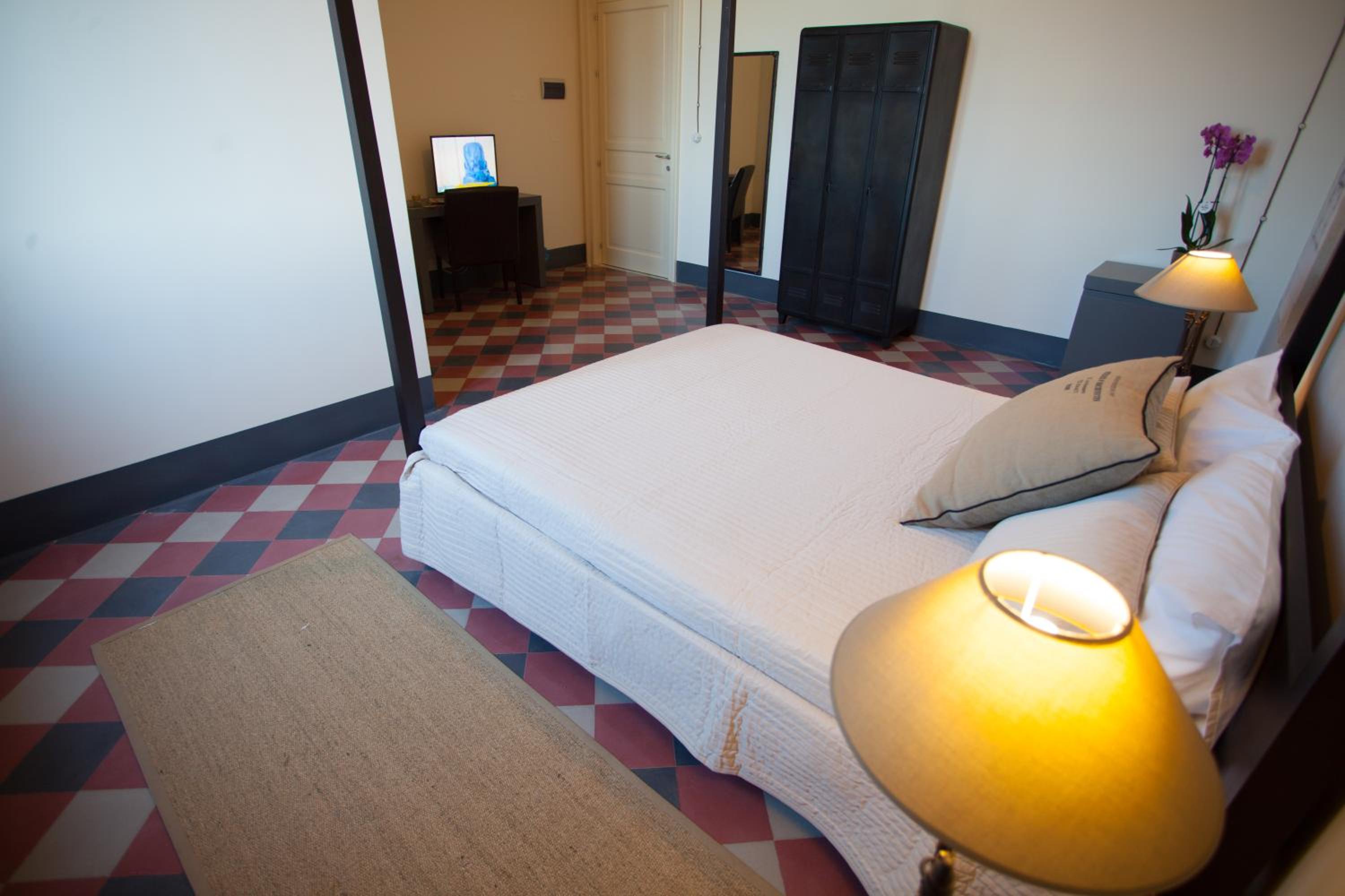 King Room With Roll-In Shower - Disability Access photo 1