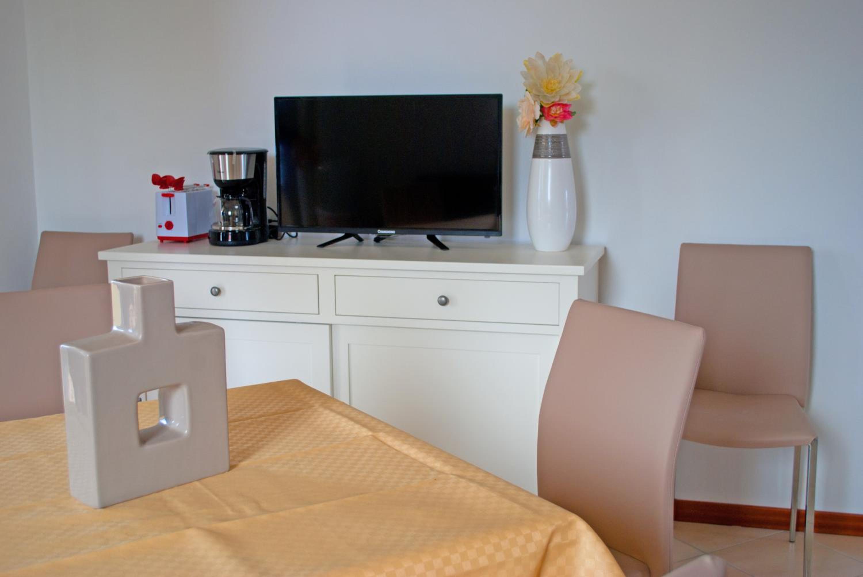 Apartment with Lake View - Photo 5