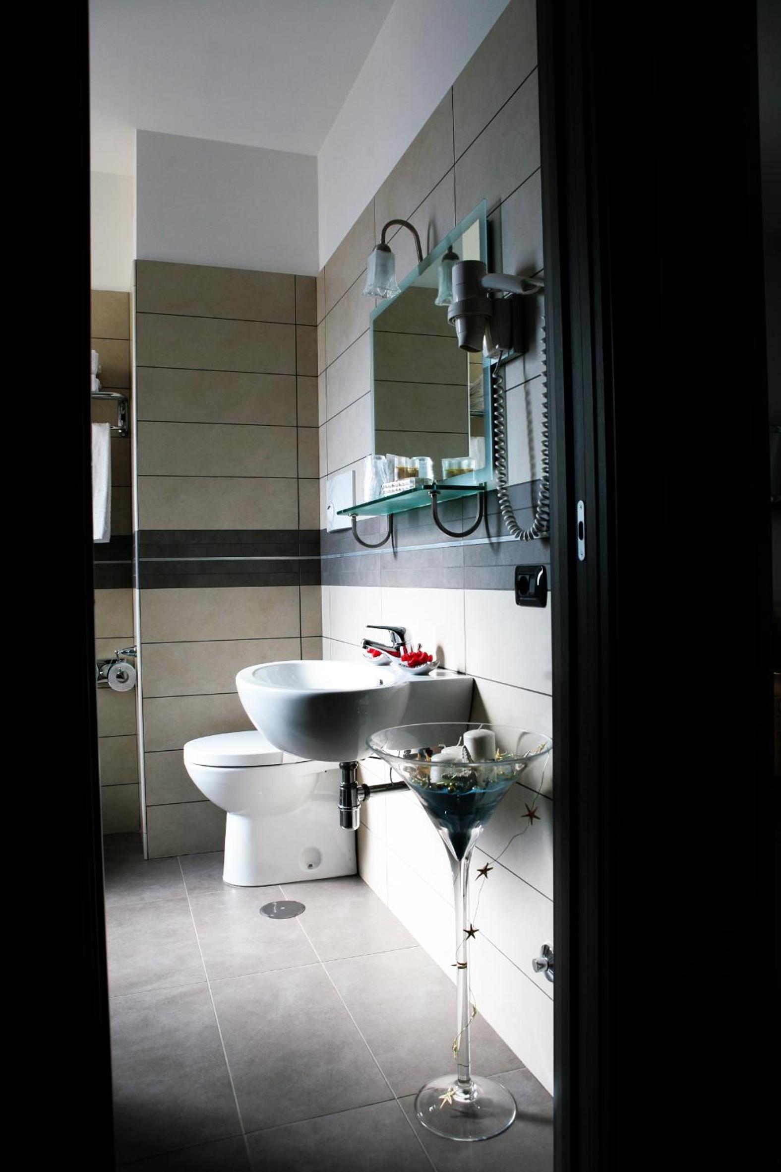 Double or Twin Room - Photo 9
