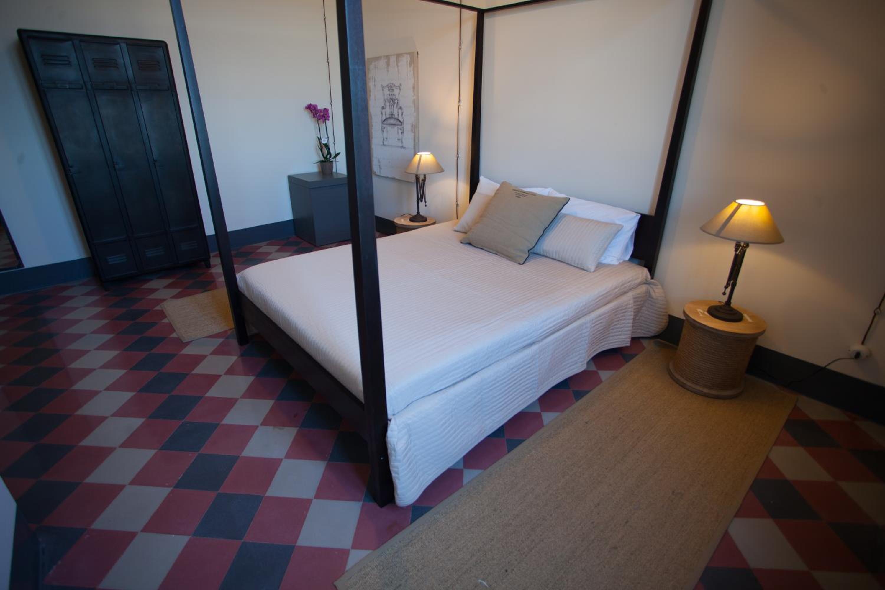King Room With Roll-In Shower - Disability Access photo 3