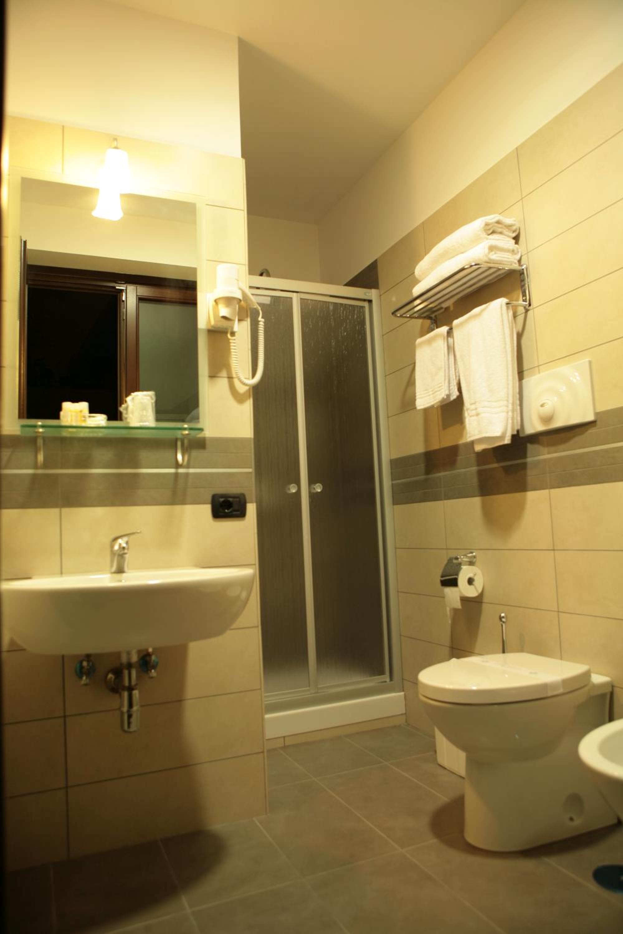 Quadruple Room - Photo 3