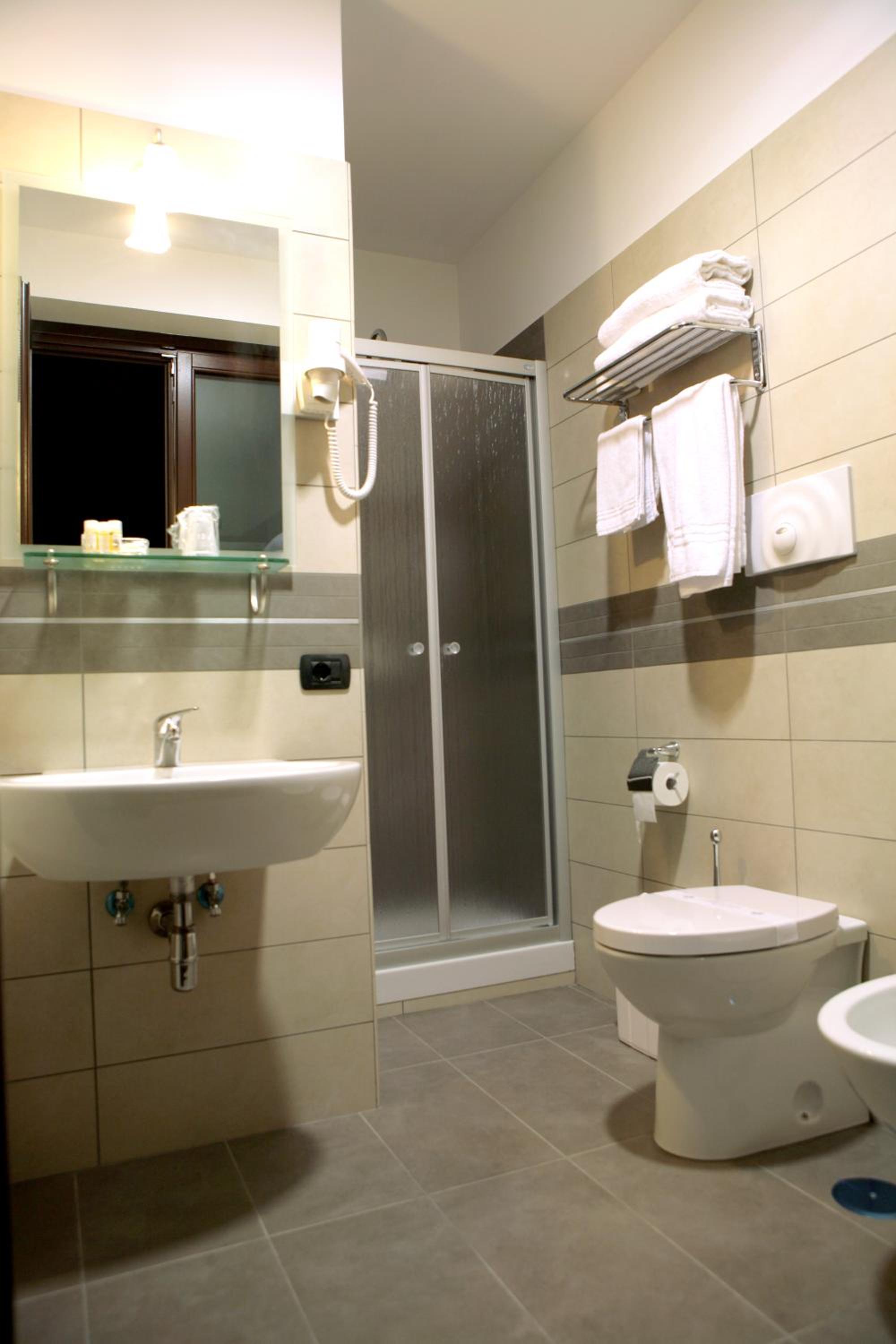 Double or Twin Room - Photo 8