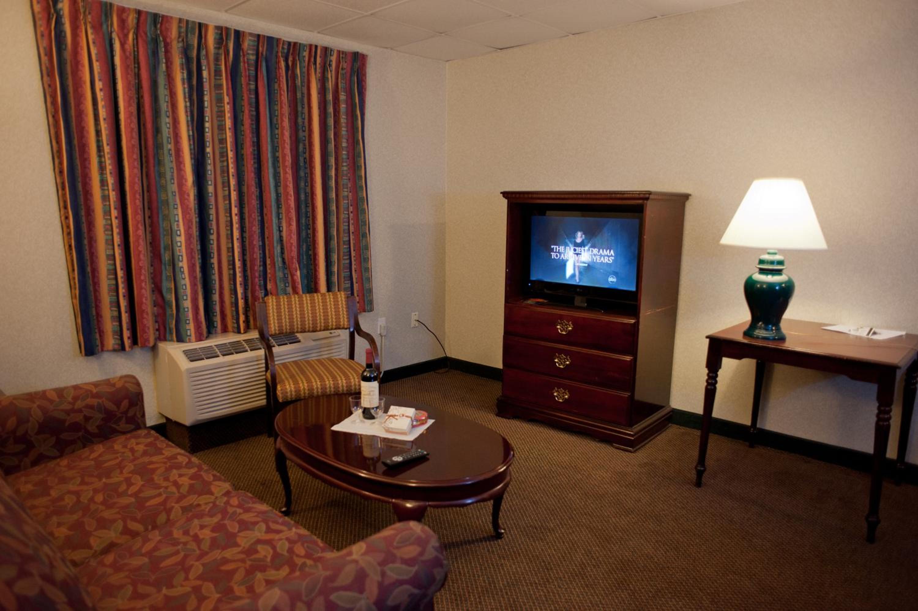 One-Bedroom King Suite - Non-Smoking - Photo 2
