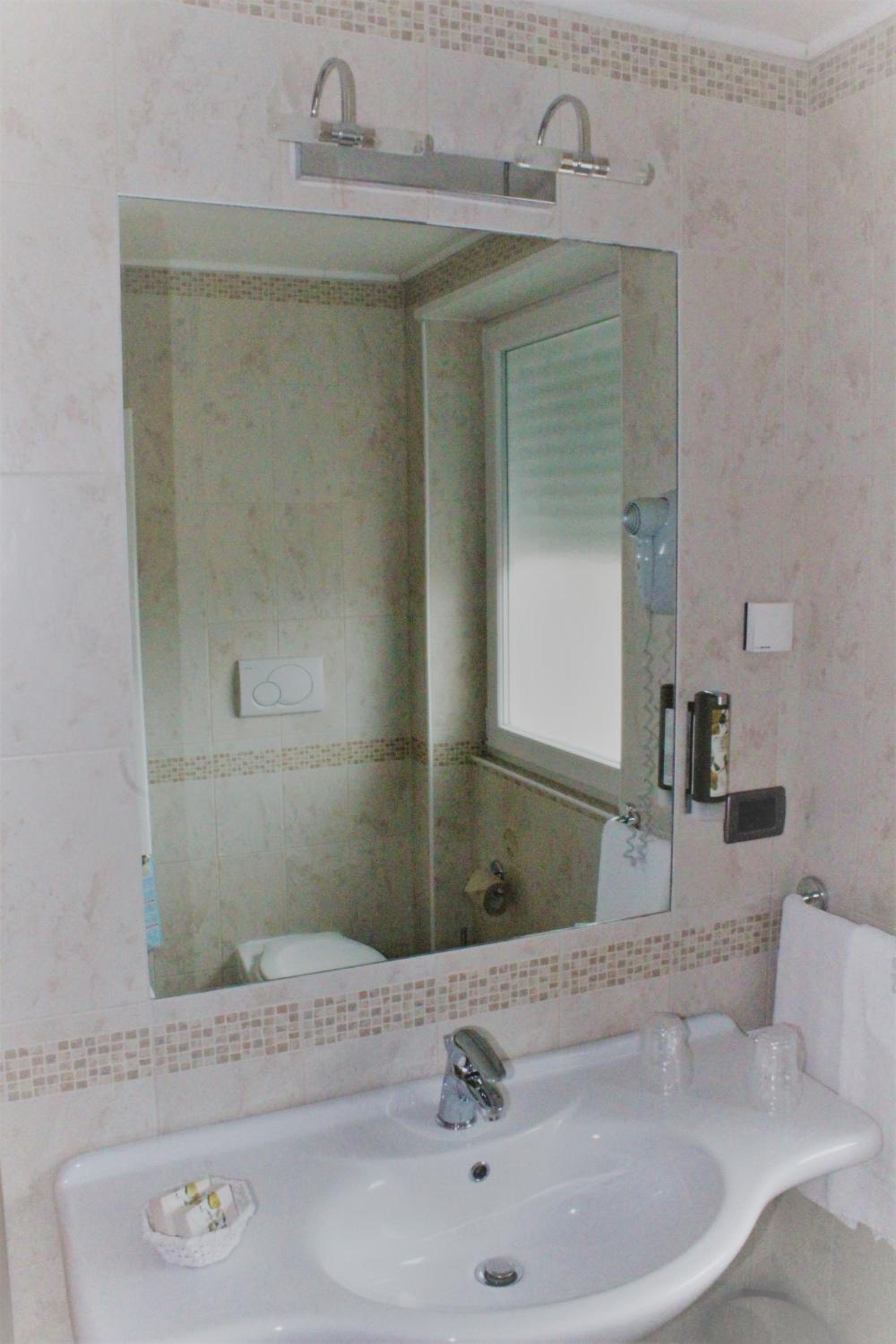 Deluxe Triple Room - Photo 6
