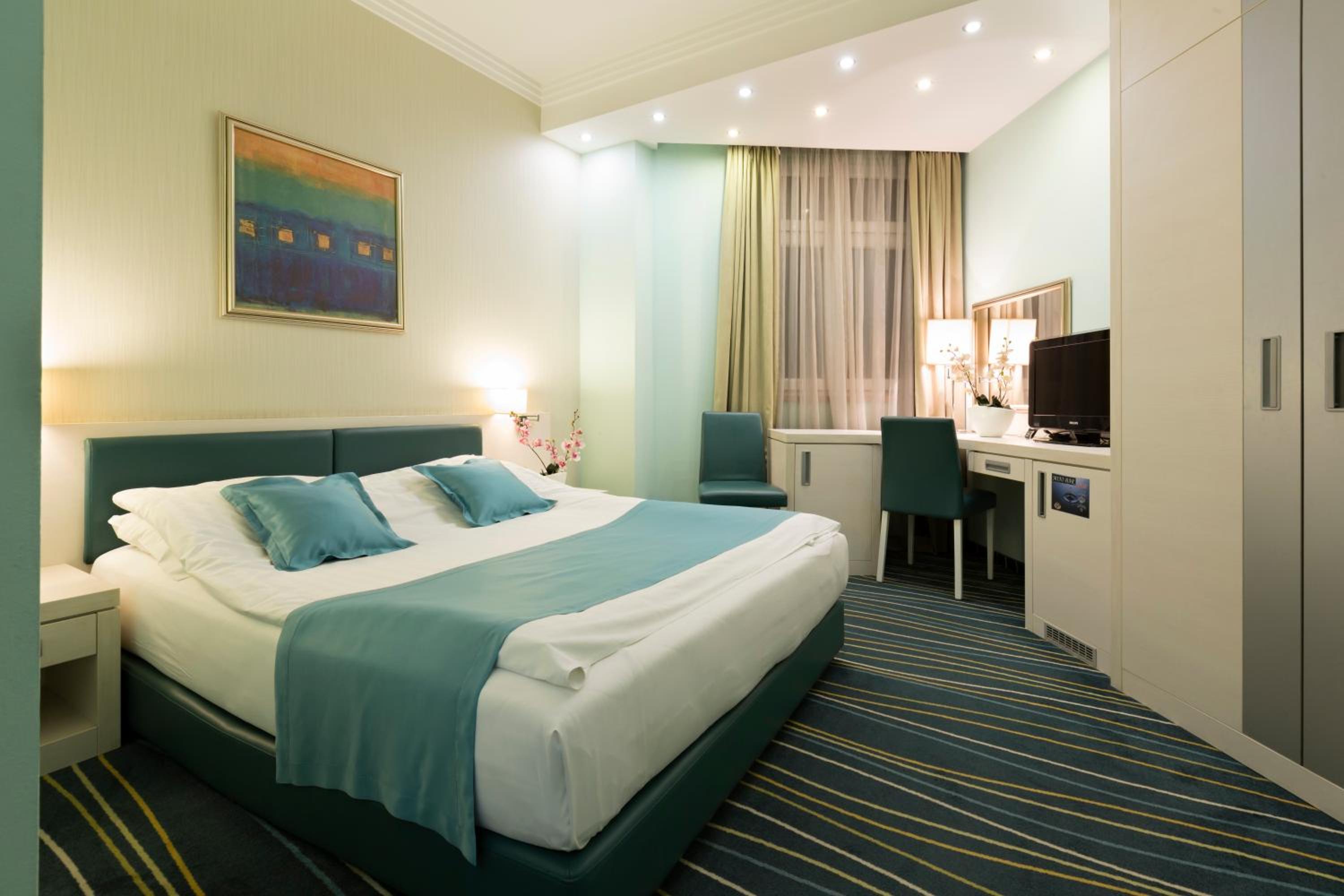 Double or Twin Room - Photo 8