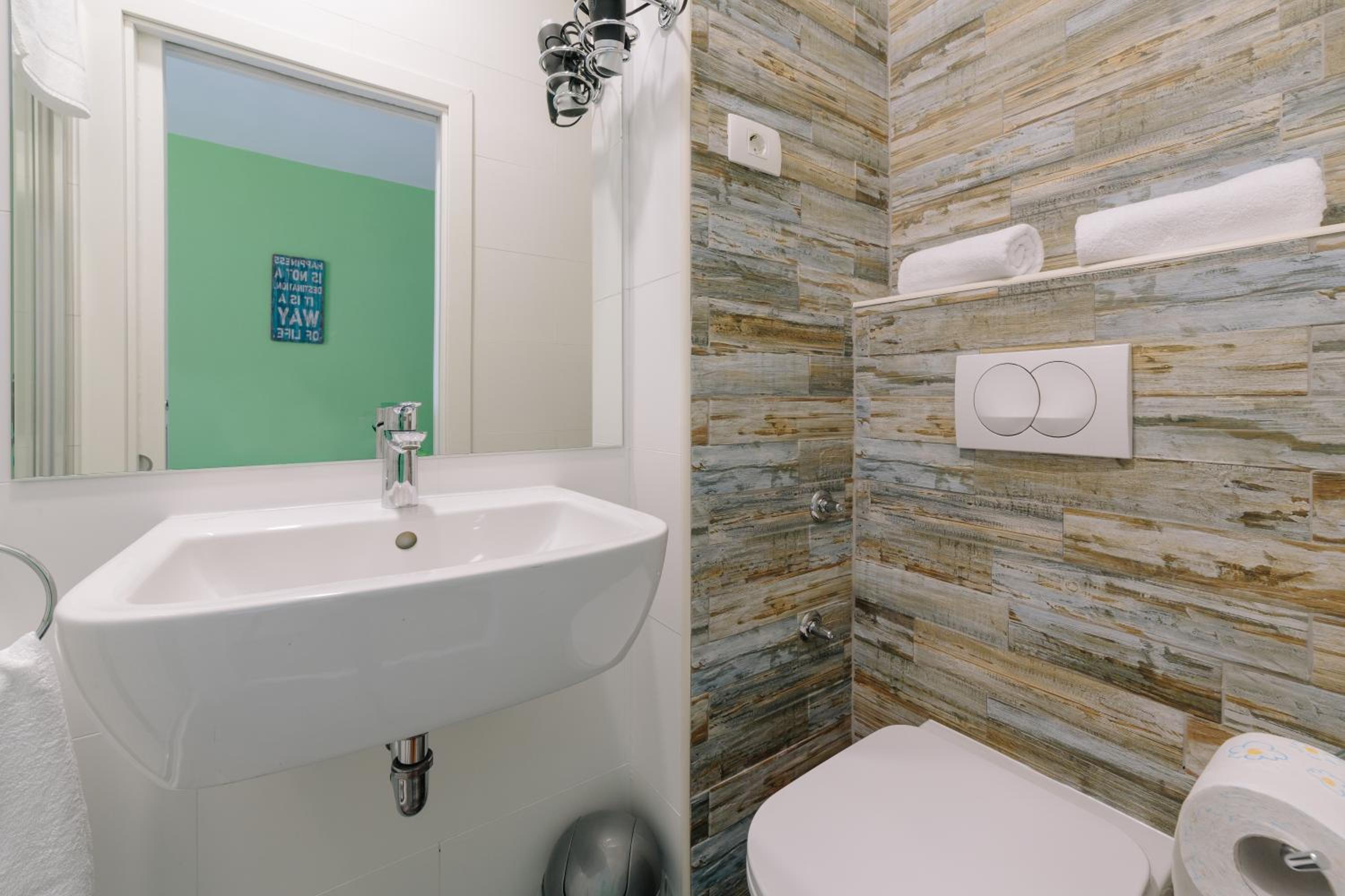 Double Room - Photo 6