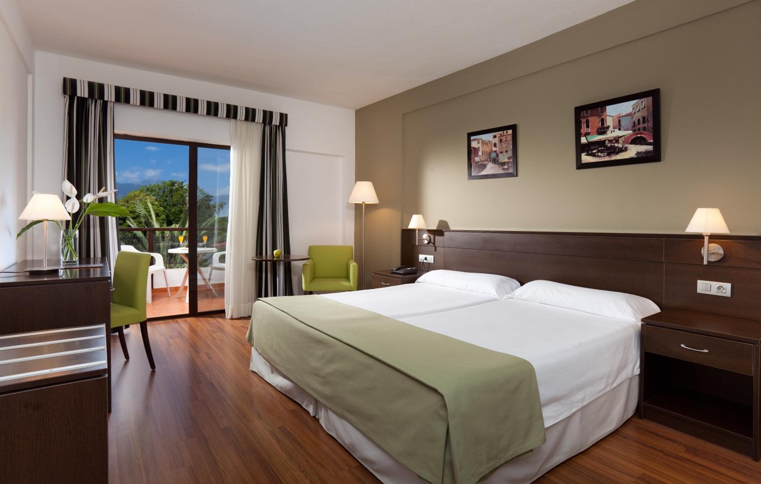 Habitación triple con vista al mar.