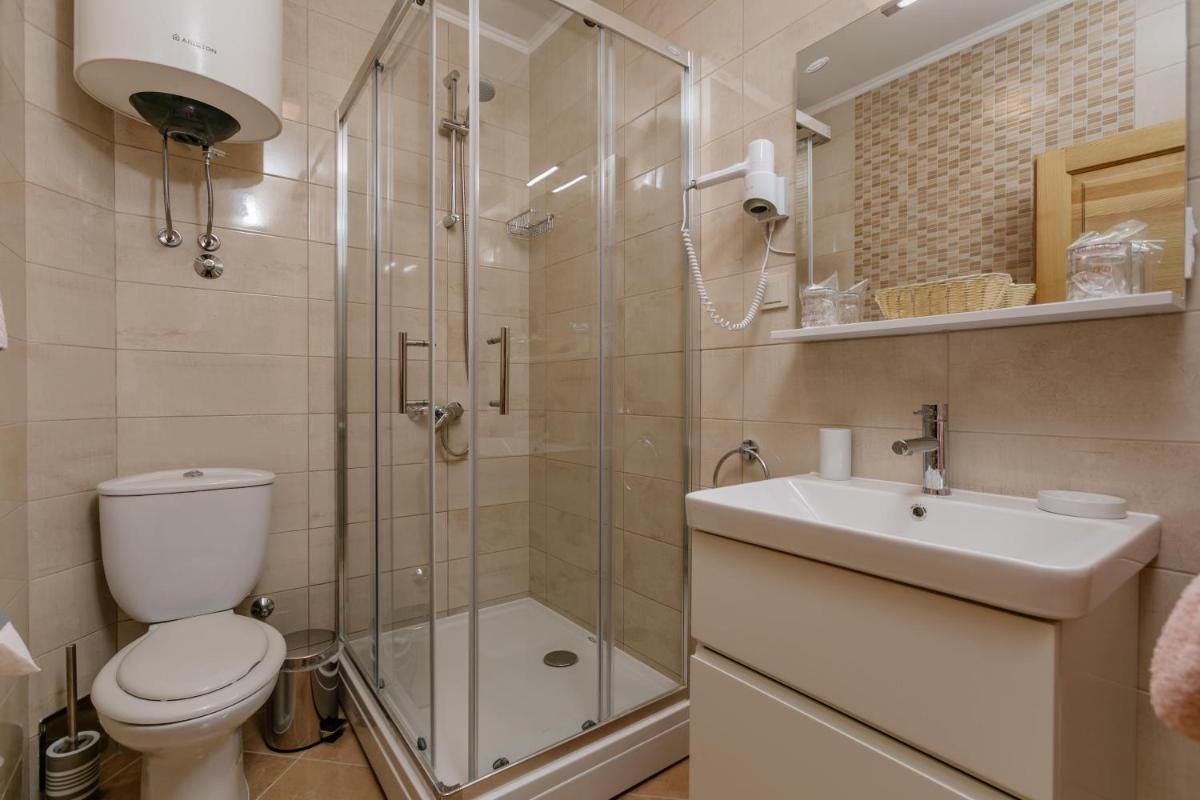 Two-Bedroom Apartment with Terrace and Garden View - Photo 11