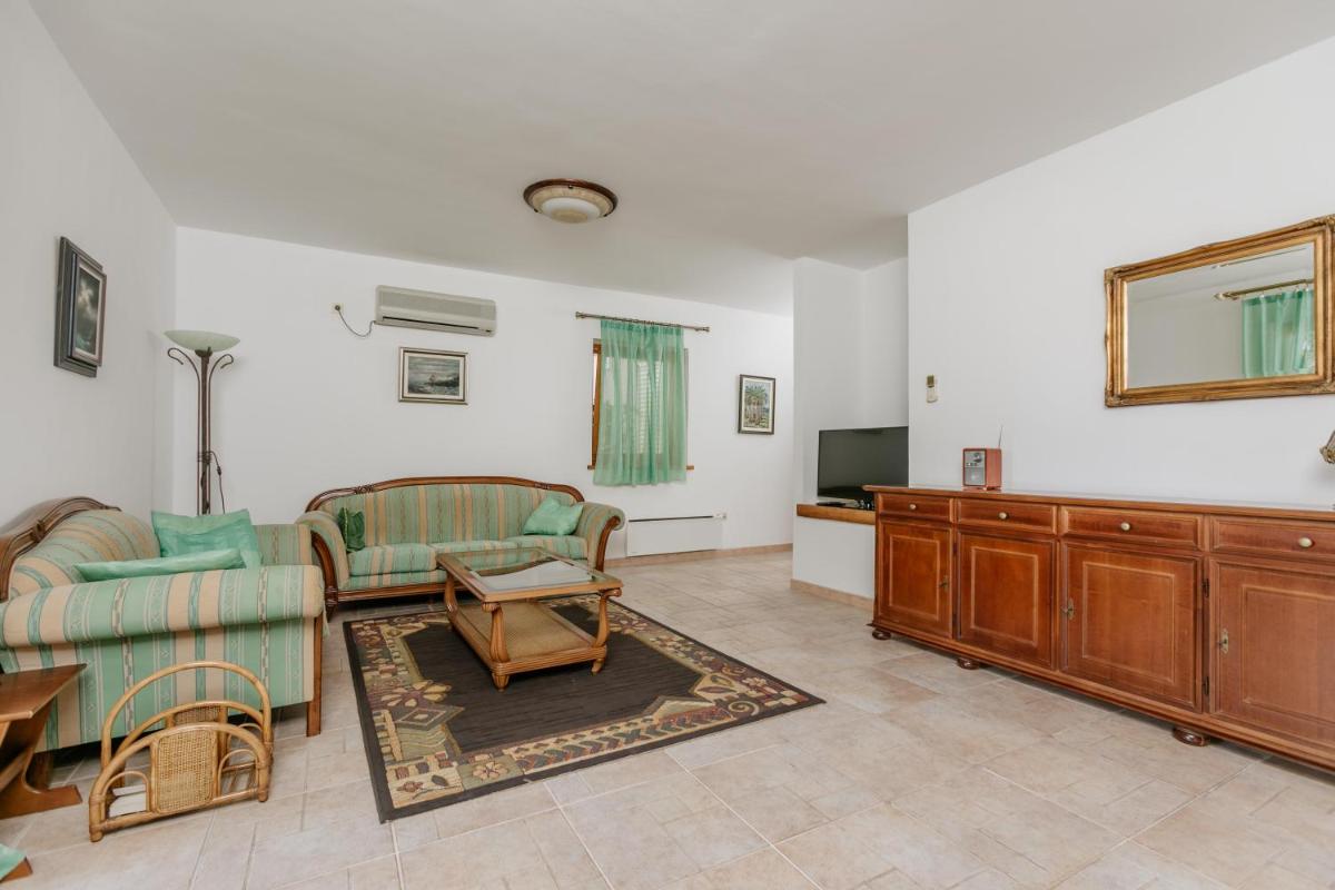 Two-Bedroom Apartment with Terrace and Garden View - Photo 3