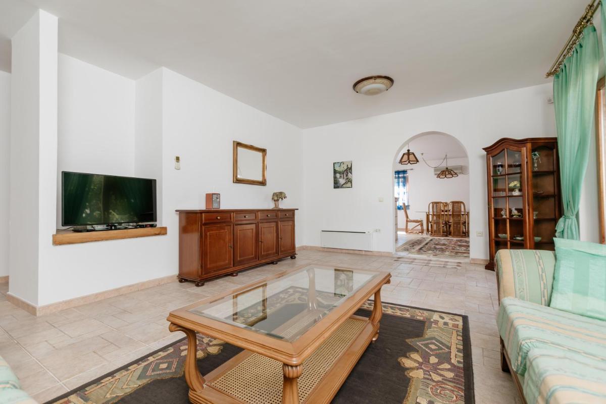 Two-Bedroom Apartment with Terrace and Garden View - Photo 1