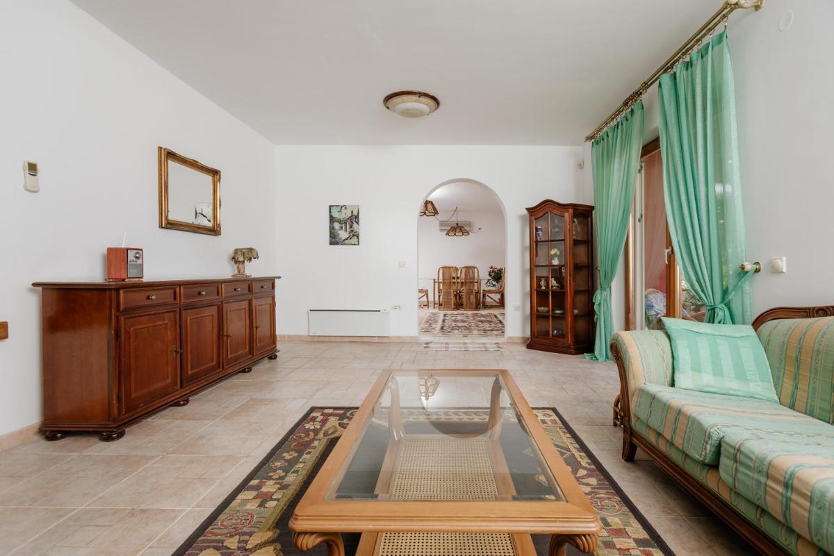 Two-Bedroom Apartment with Terrace and Garden View - Photo 2