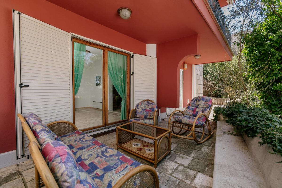 Two-Bedroom Apartment with Terrace and Garden View - Photo 4