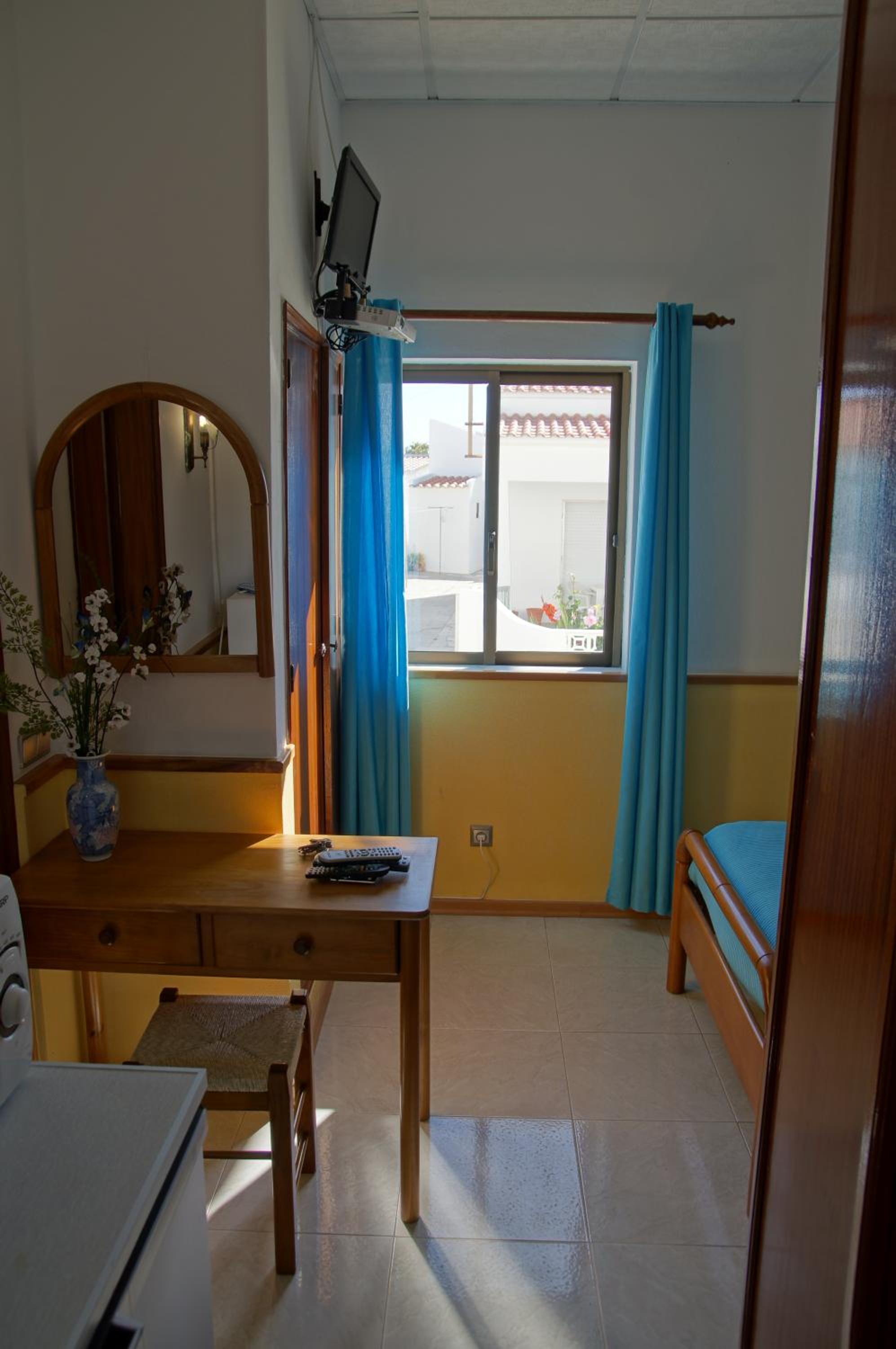 Double or Twin Room - Photo 3