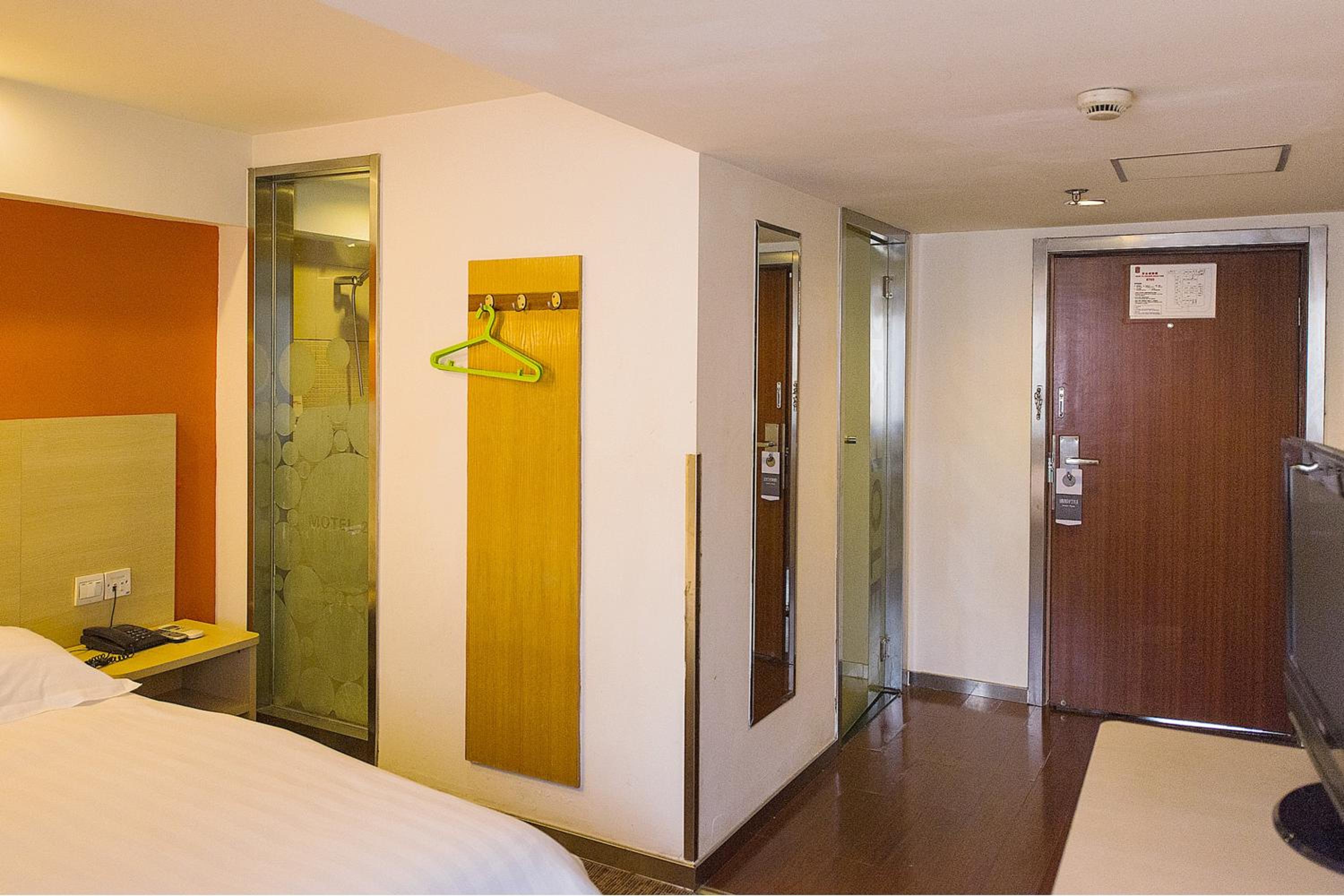 Fashion Queen Room With Round Bed photo 1