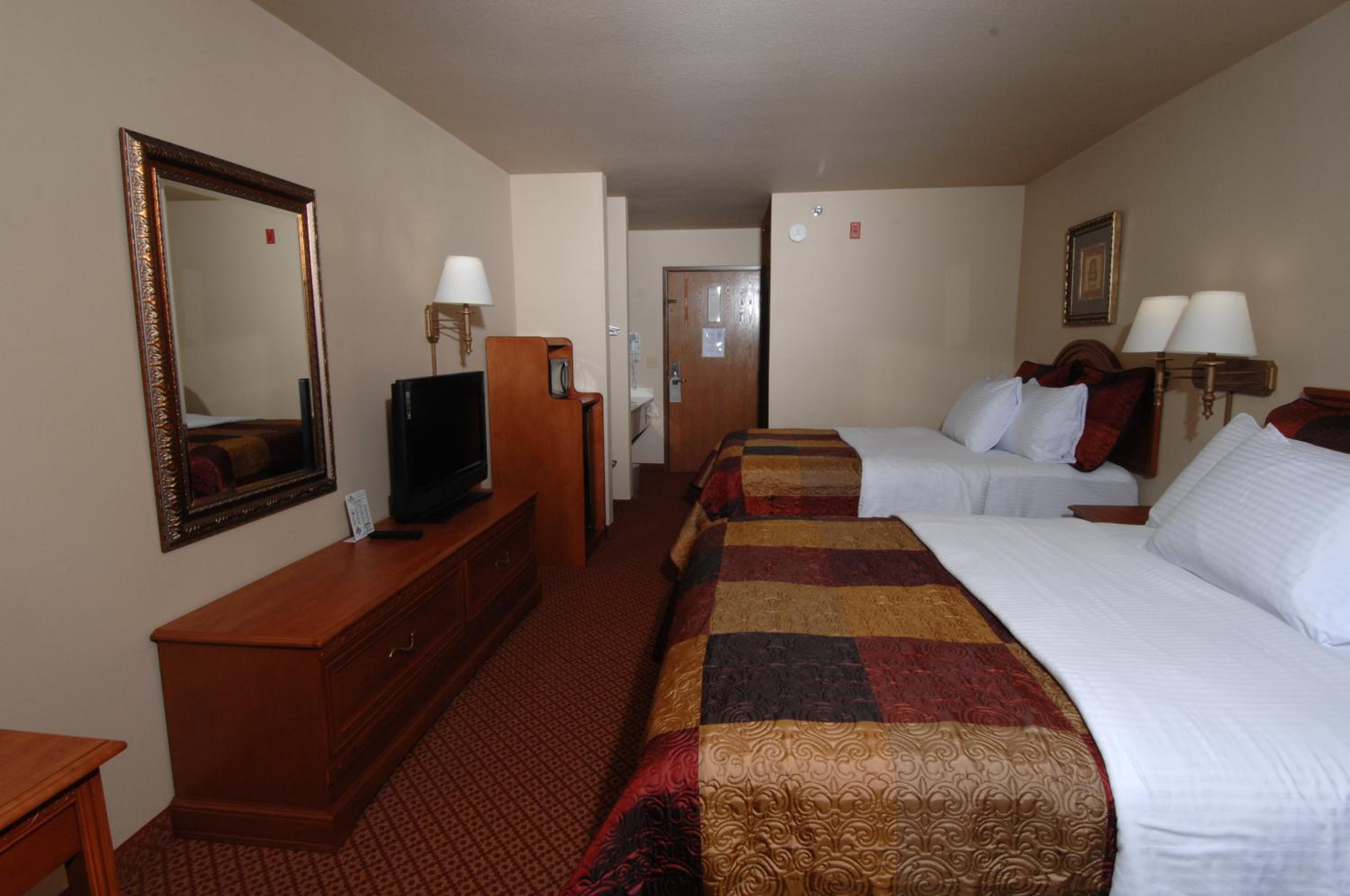 Queen Room with Two Queen Beds - Photo 6