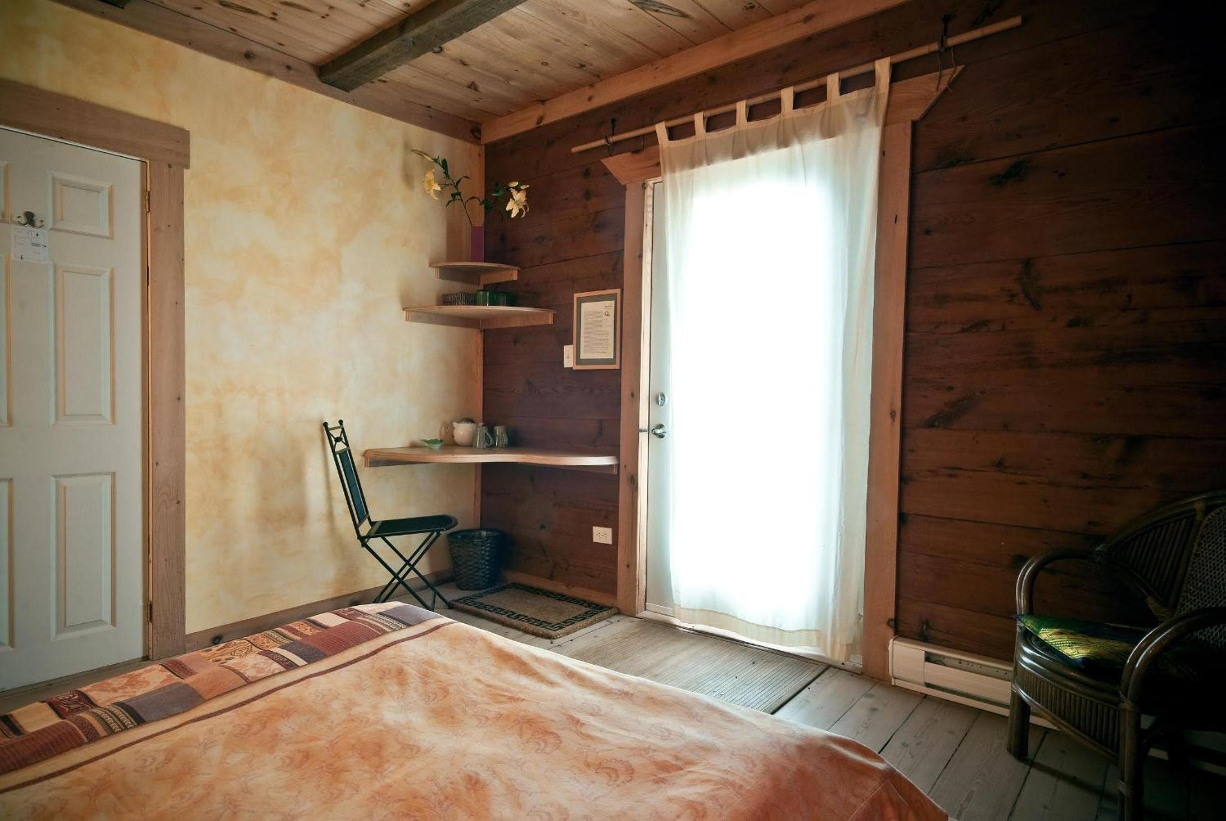 Queen Room photo 2