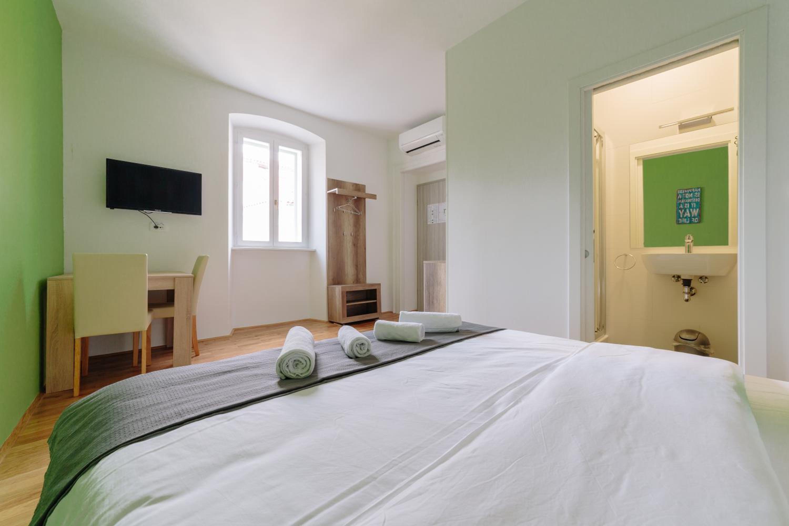 Double Room - Photo 3