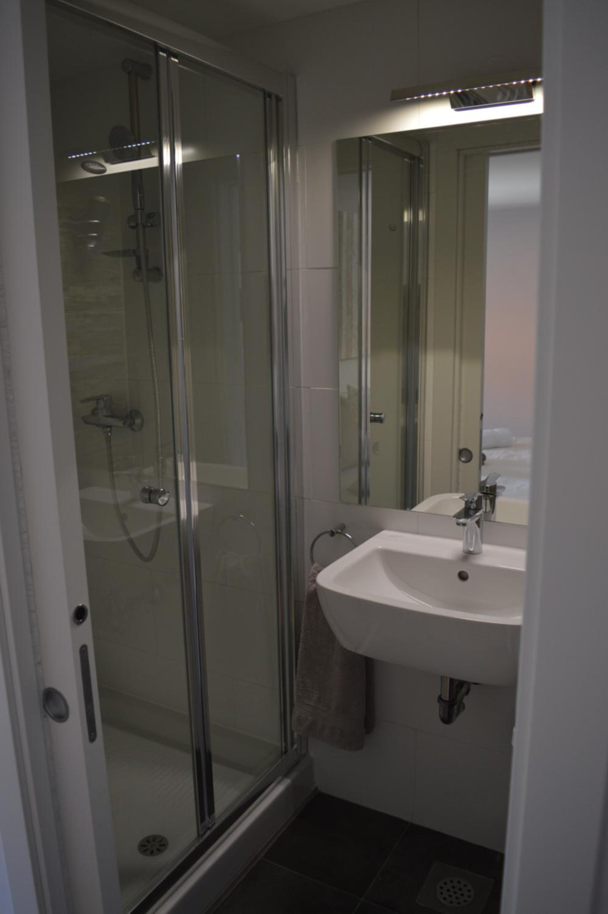Double Room - Photo 5