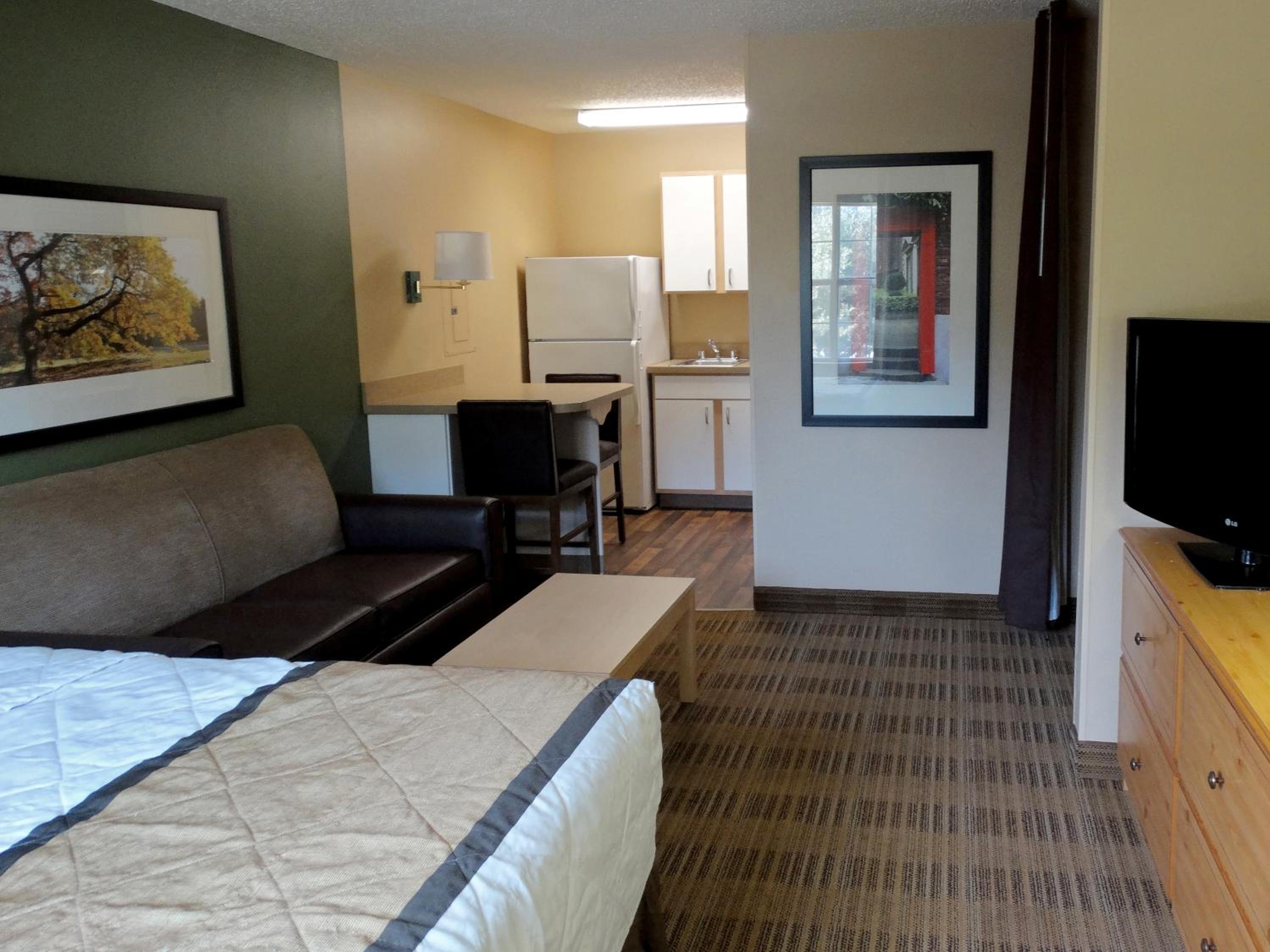 Deluxe Studio with 1 Queen Bed - Non-Smoking - Photo 7