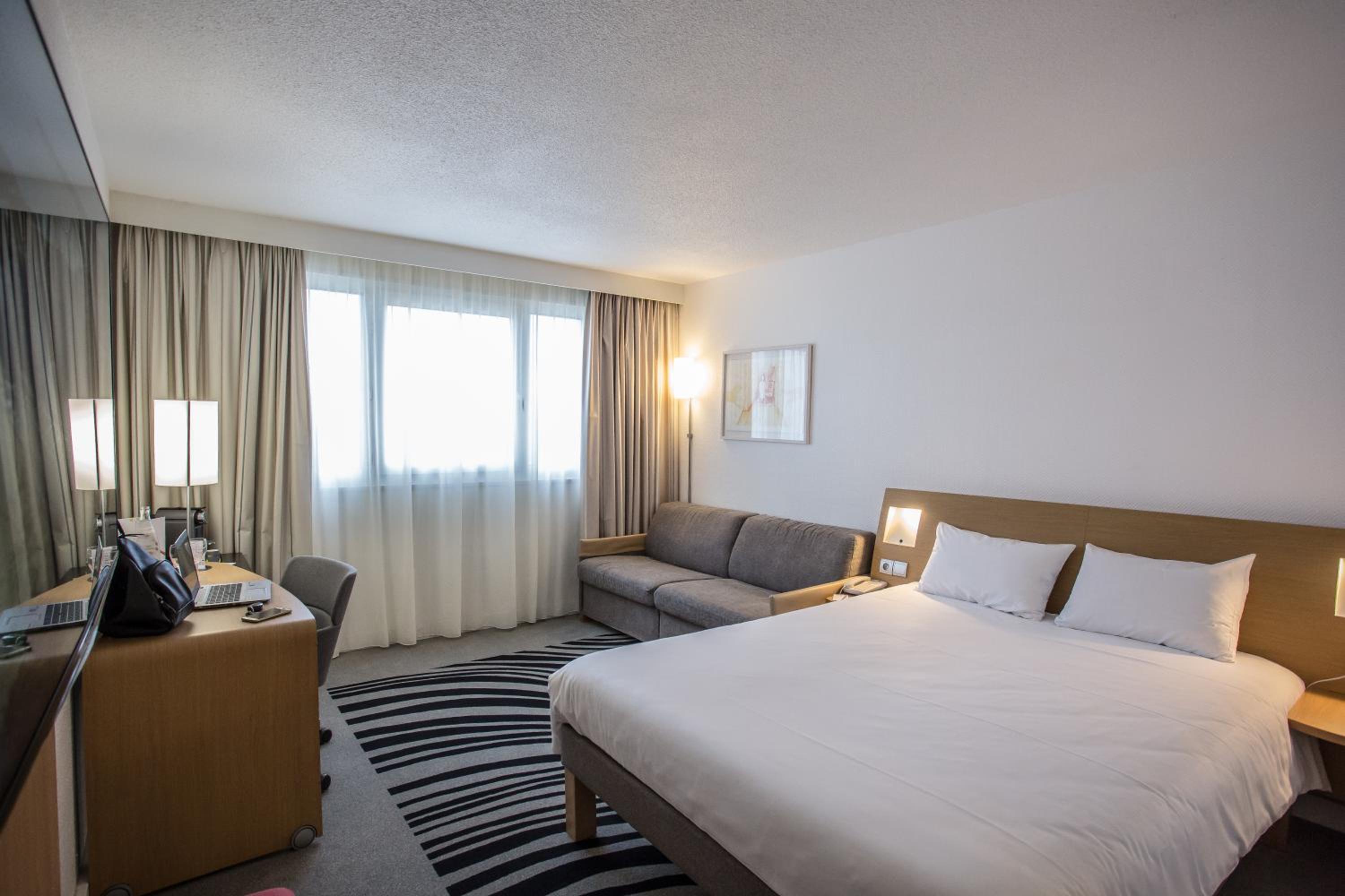 Superior Queen Room with Double Sofa Bed - Photo 2
