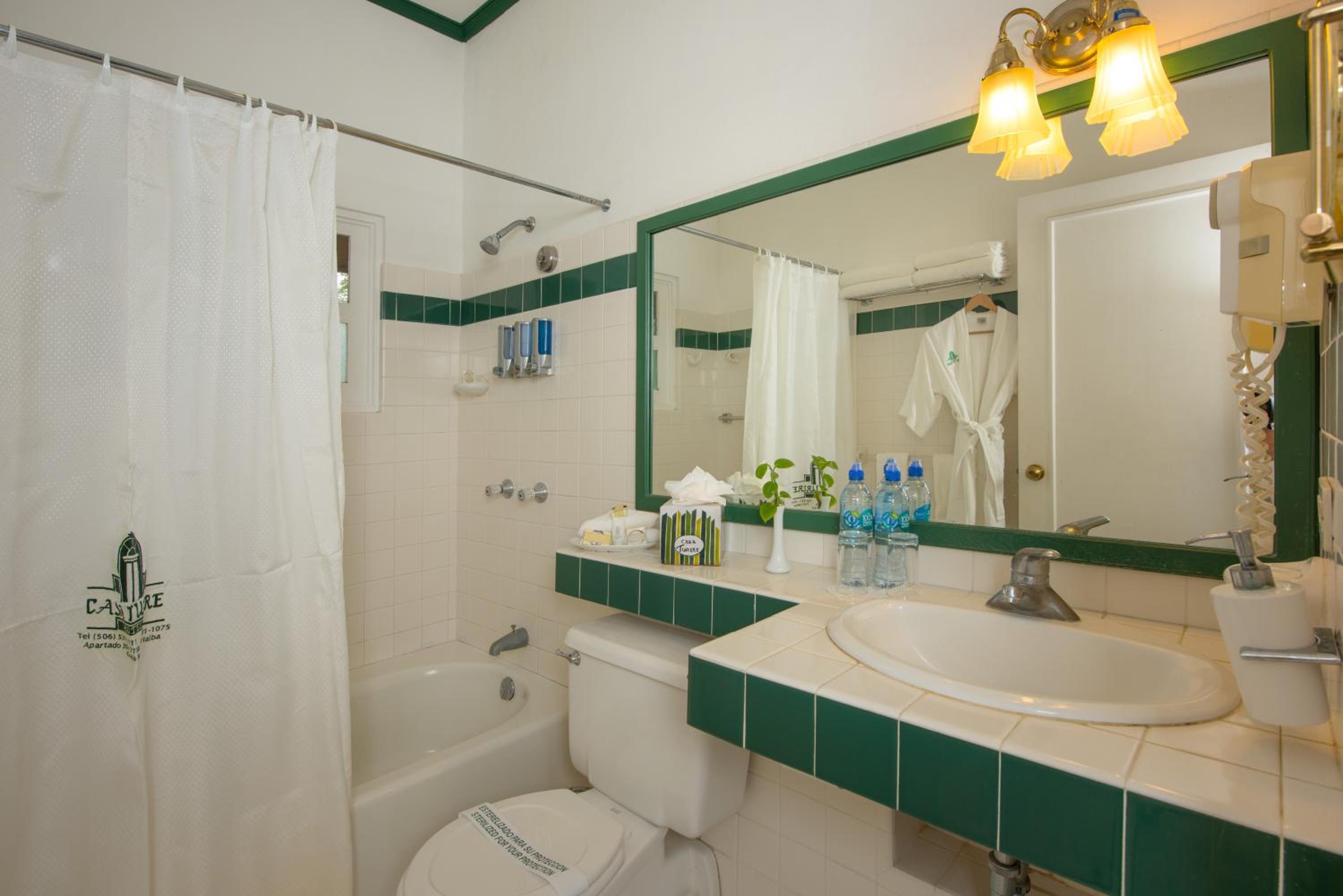 Deluxe Queen Room with Two Queen Beds - Photo 5