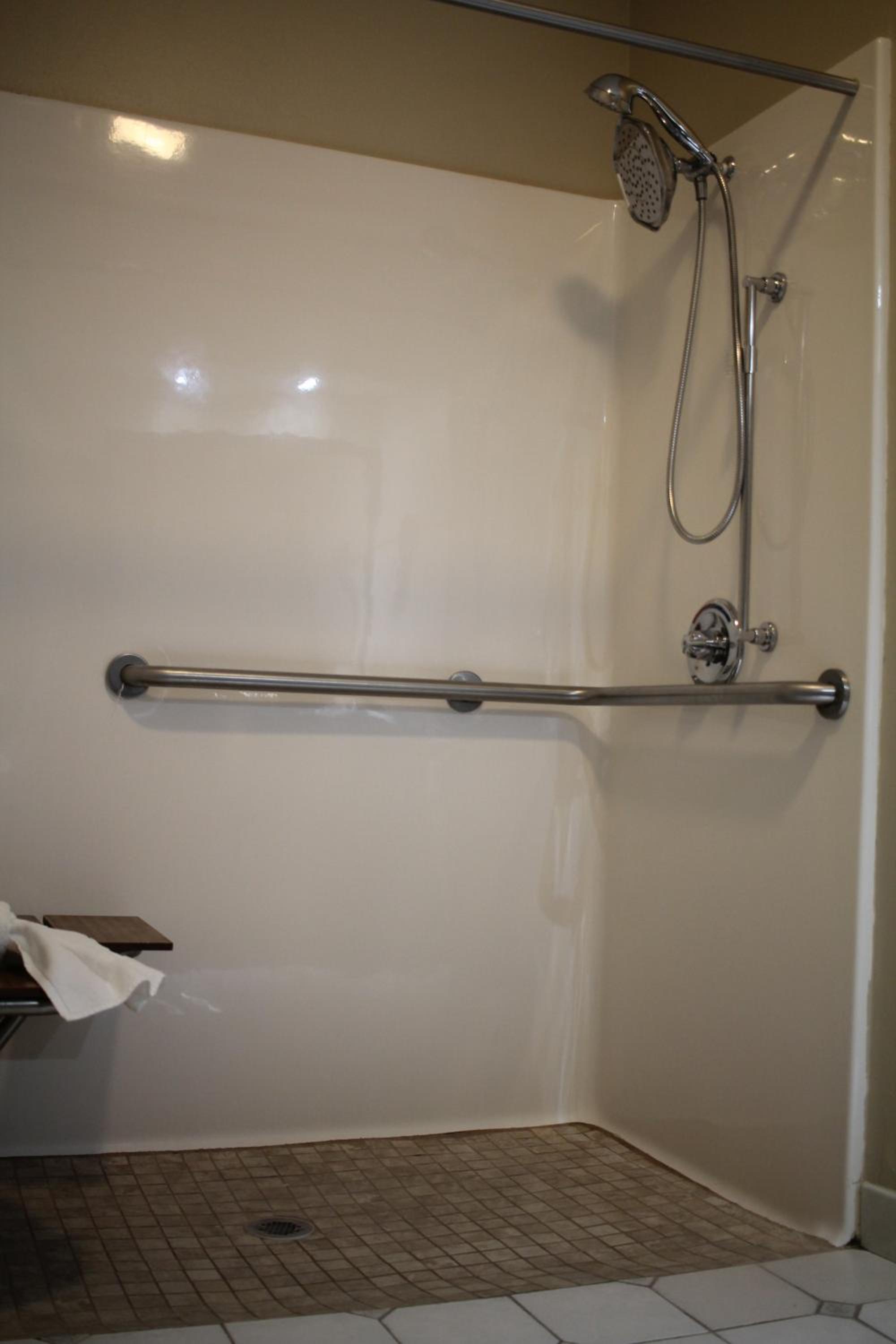 King Room with Roll-In Shower - Mobility Access photo 3