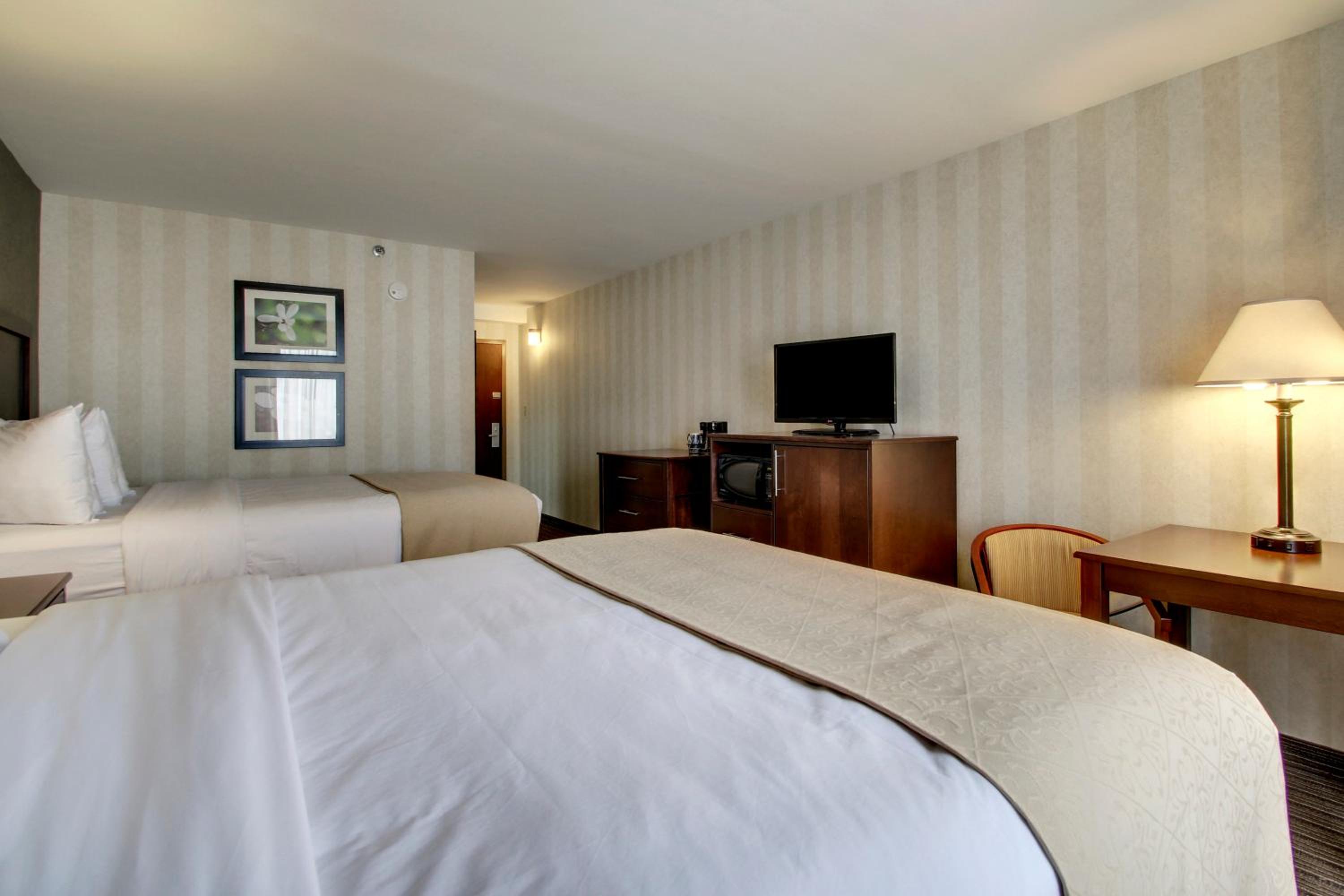 Queen Room with Two Queen Beds - Non-Smoking - Photo 3