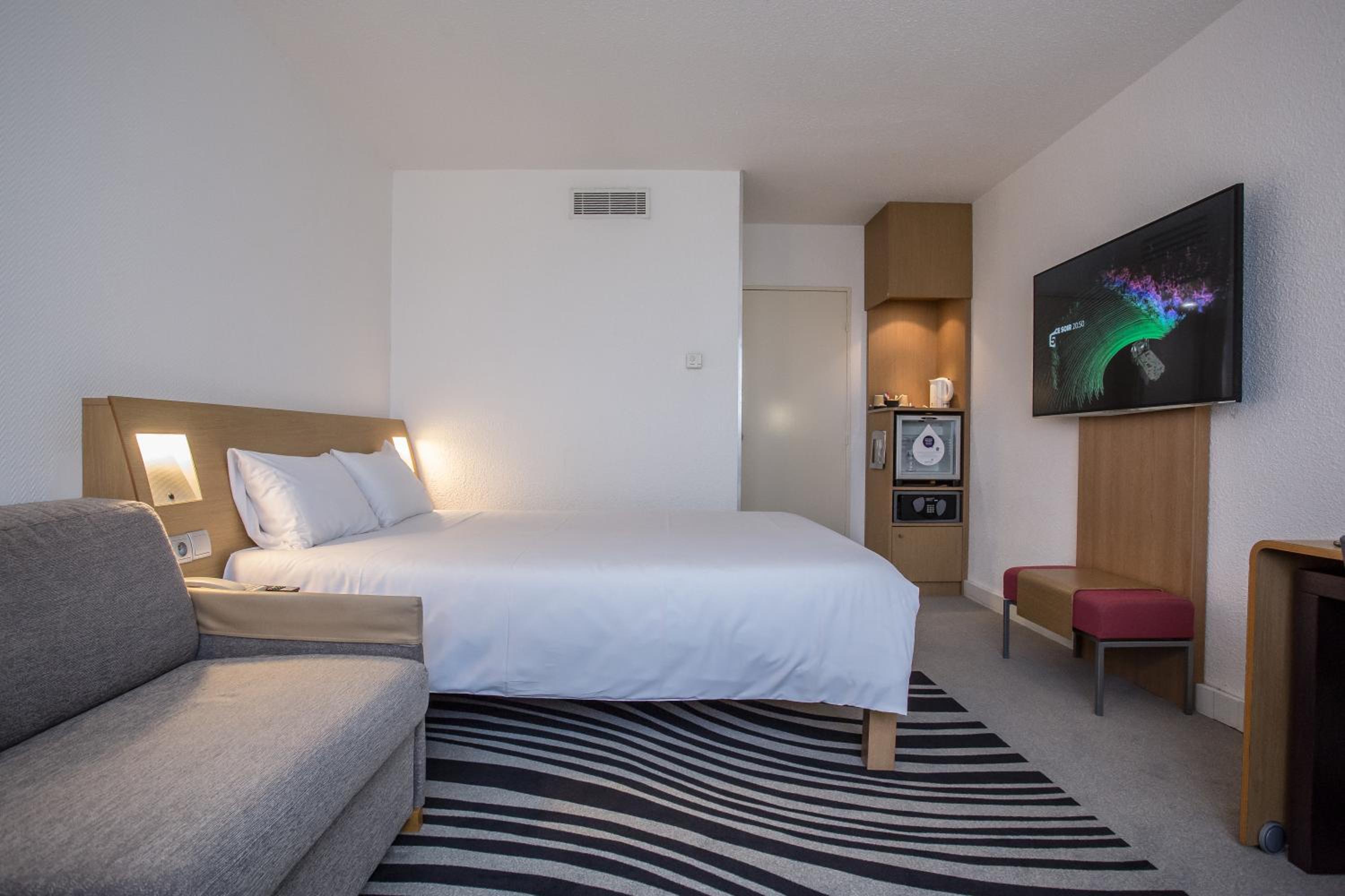 Superior Queen Room with Double Sofa Bed - Photo 6