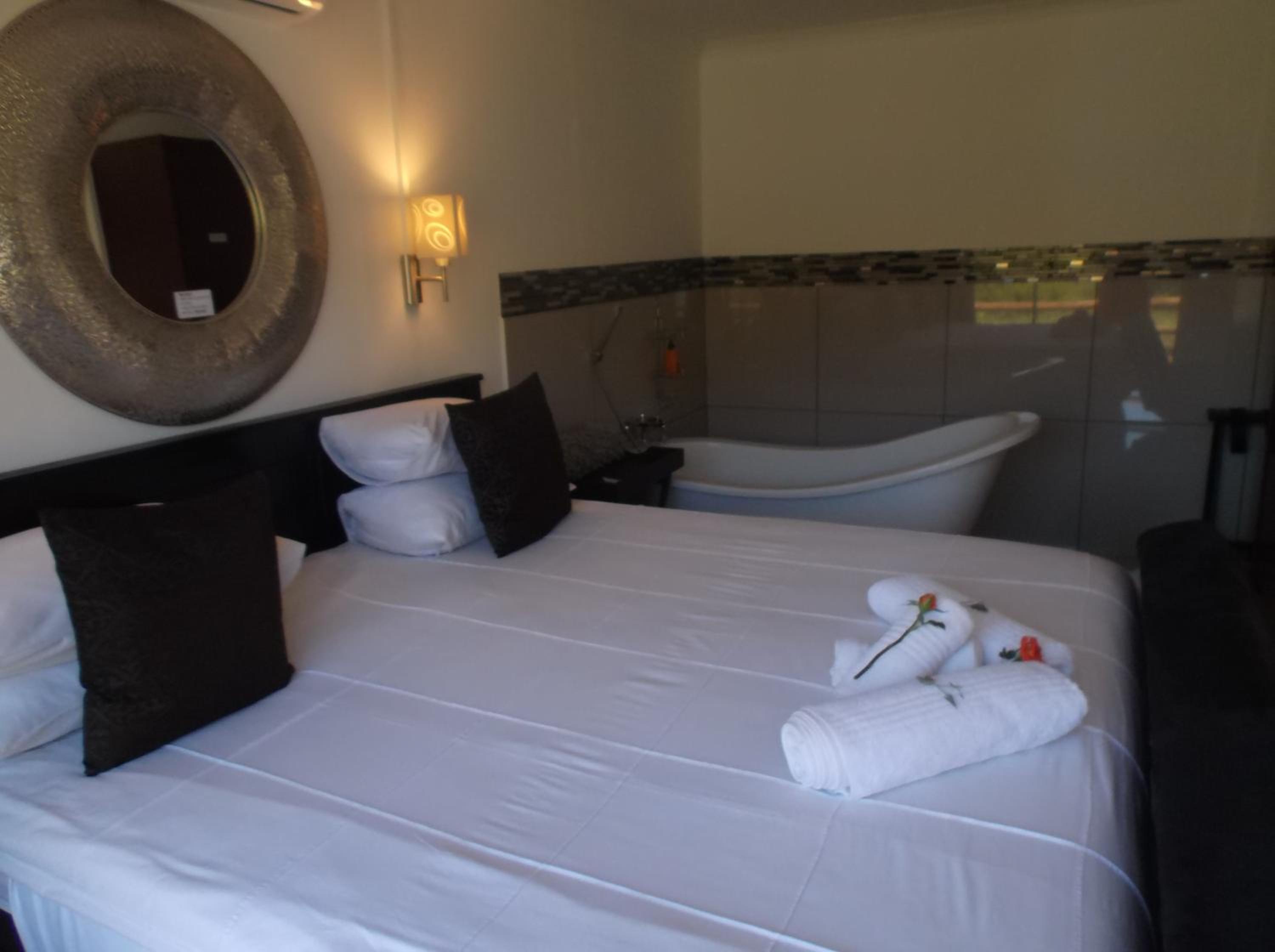 Waterfront Honeymoon Cottage - Photo 4
