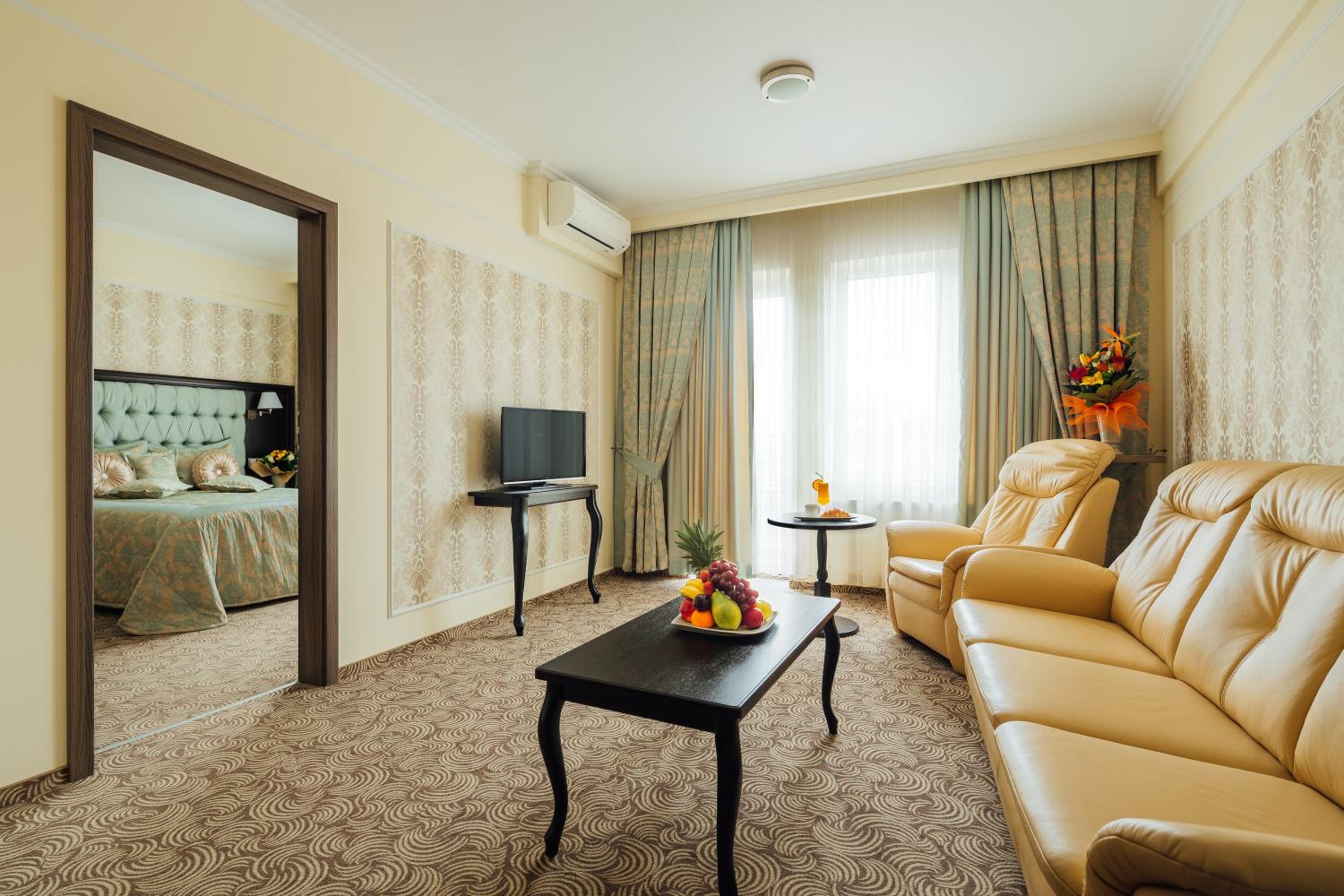 Suite with Hot Tub photo 1