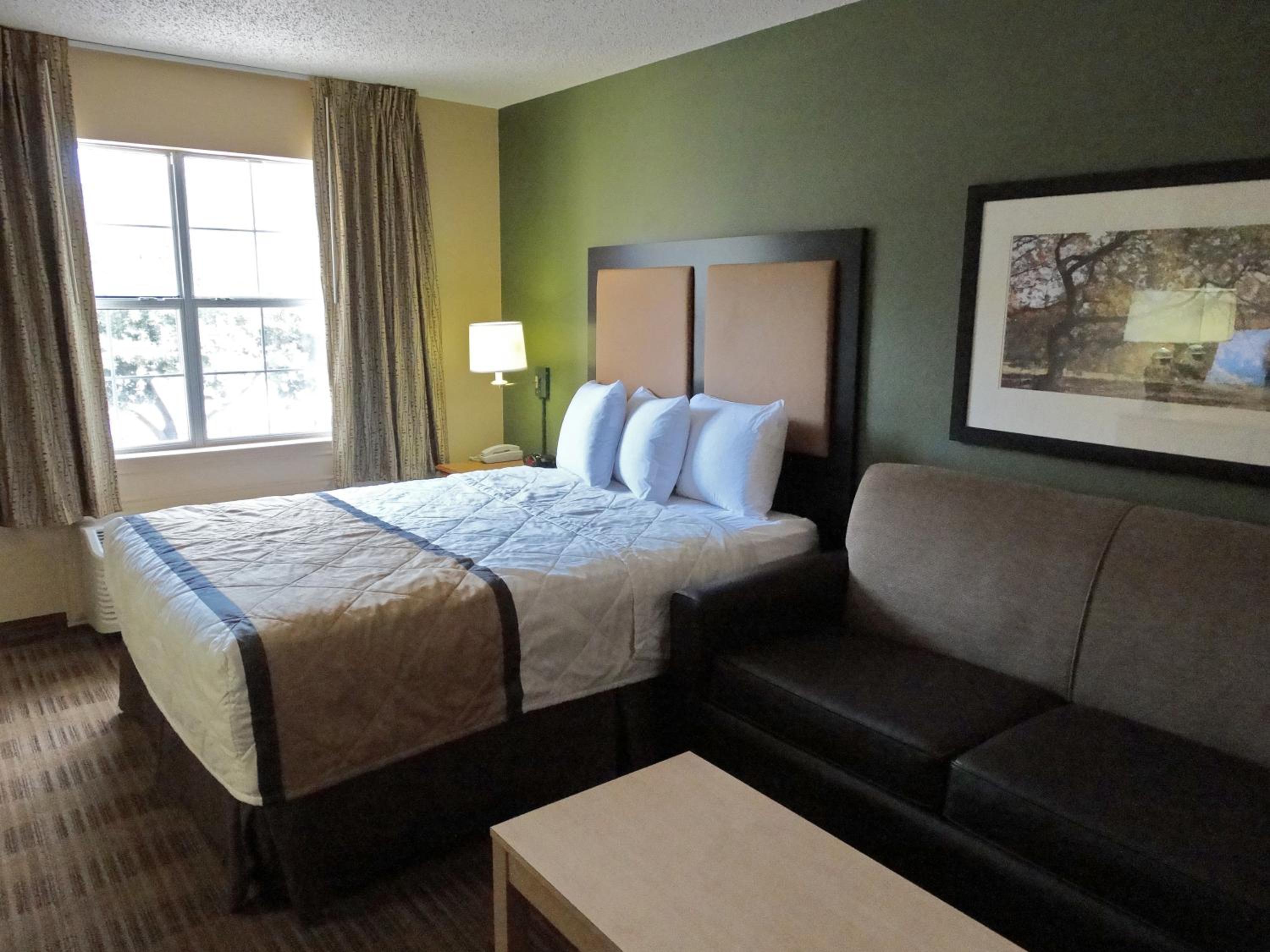 Deluxe Studio with 1 Queen Bed - Non-Smoking - Photo 2
