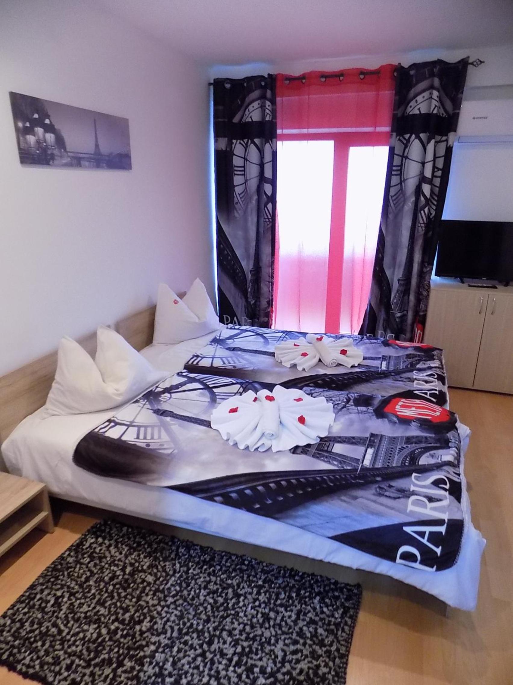 Two-Bedroom Apartment with Kitchenette and Spa Bath - Photo 3