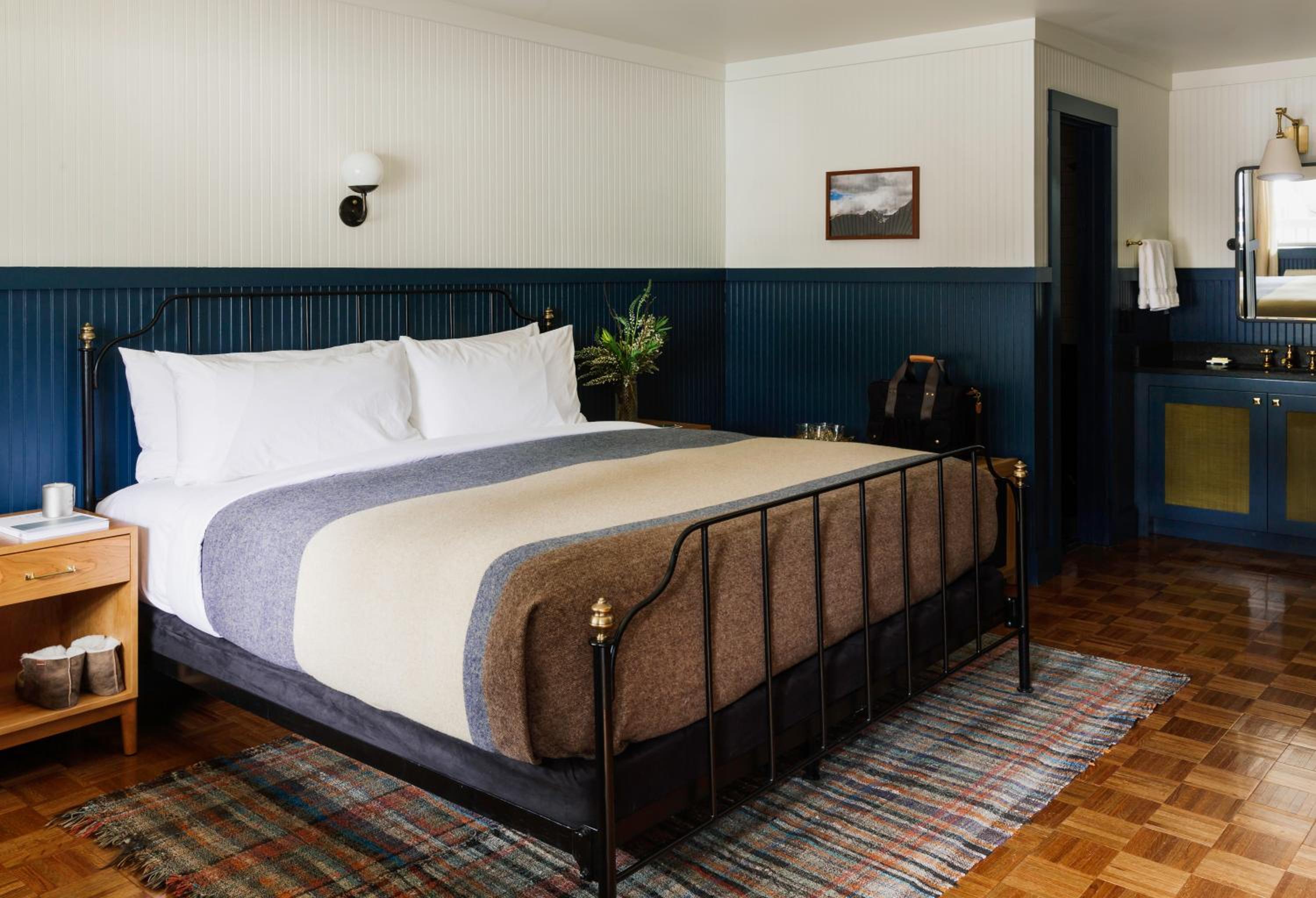 Deluxe Queen Room - Photo 7