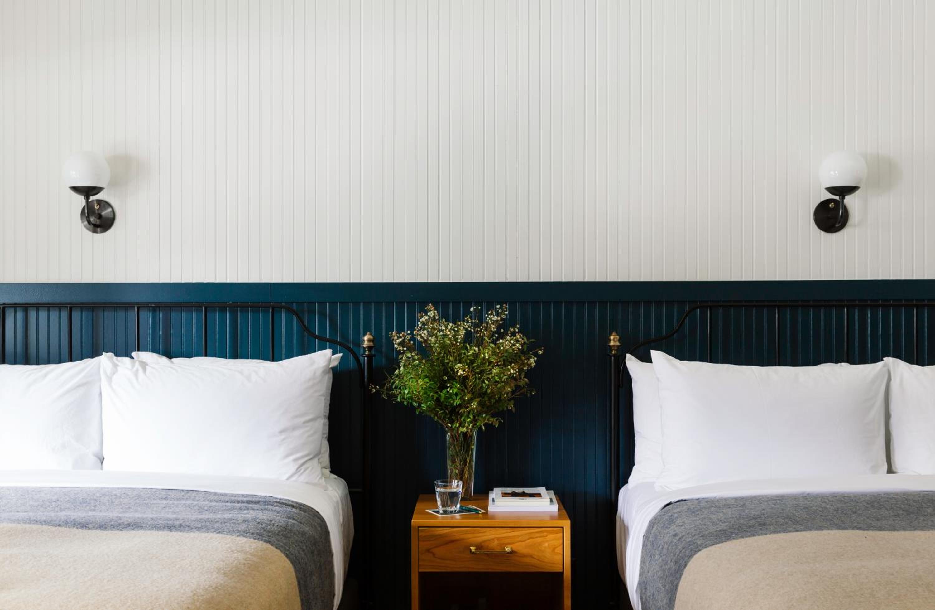 Standard Queen Room with Two Queen Beds - Photo 14