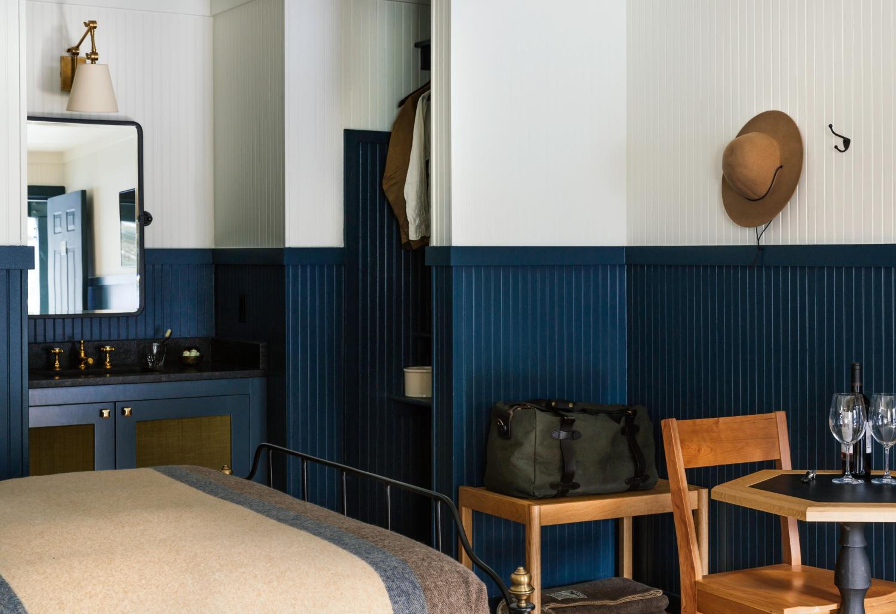 Standard Queen Room with Two Queen Beds - Photo 13