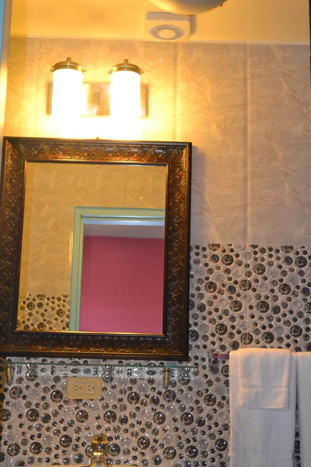 Queen Room with Balcony photo 3