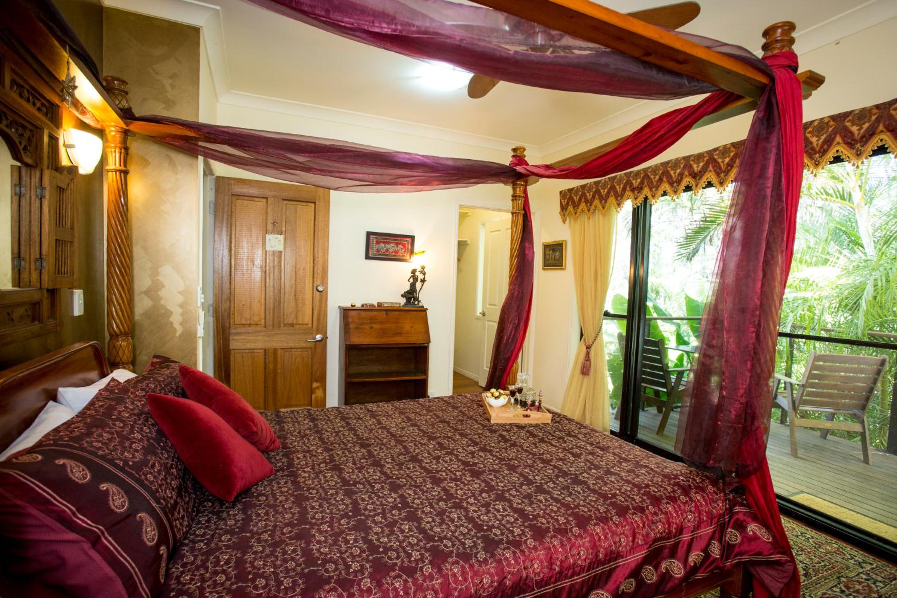 Deluxe Hotel Room - No Pets & Not a Cabin photo 2
