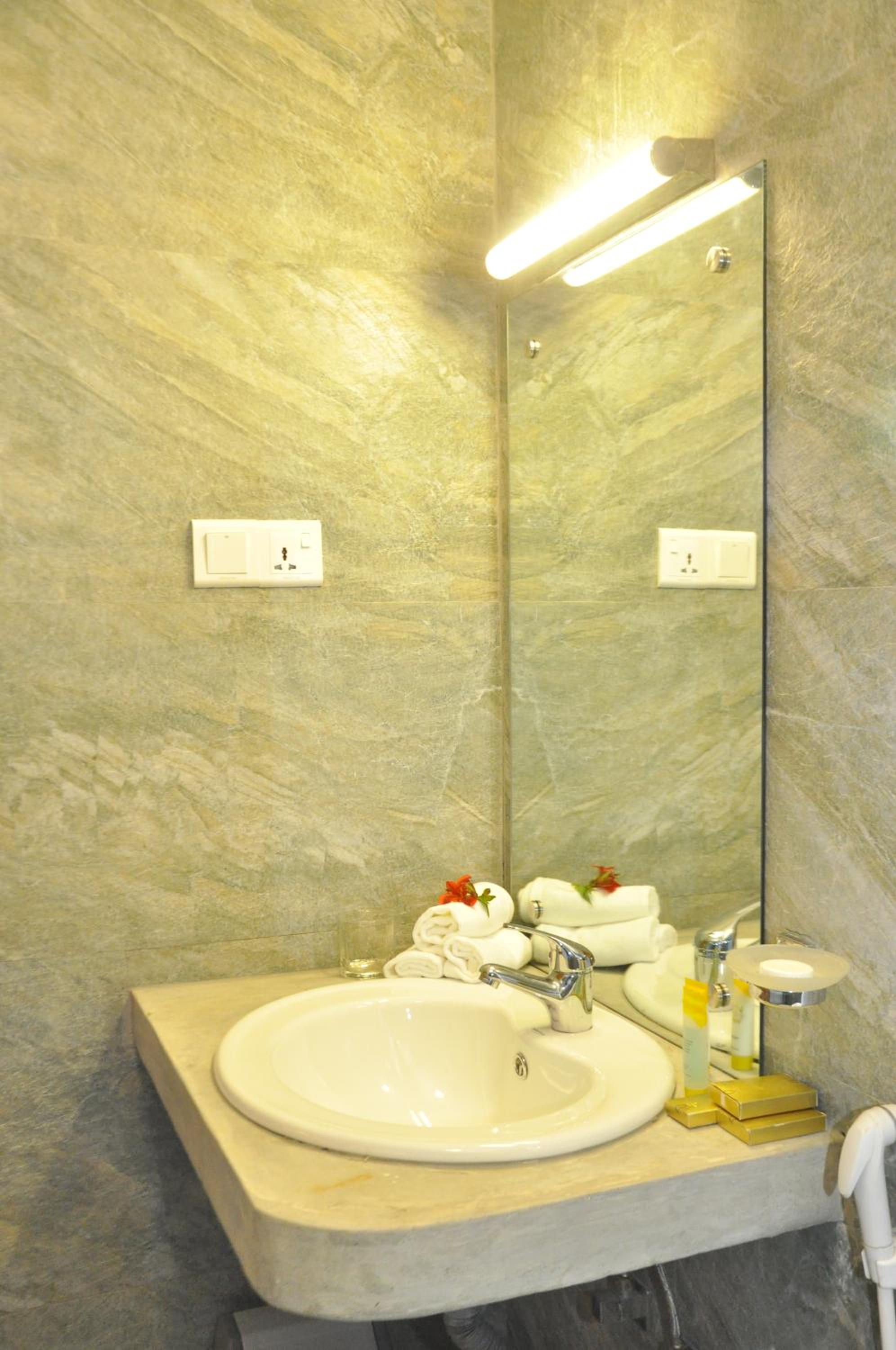 Deluxe Double or Twin Room - Photo 5