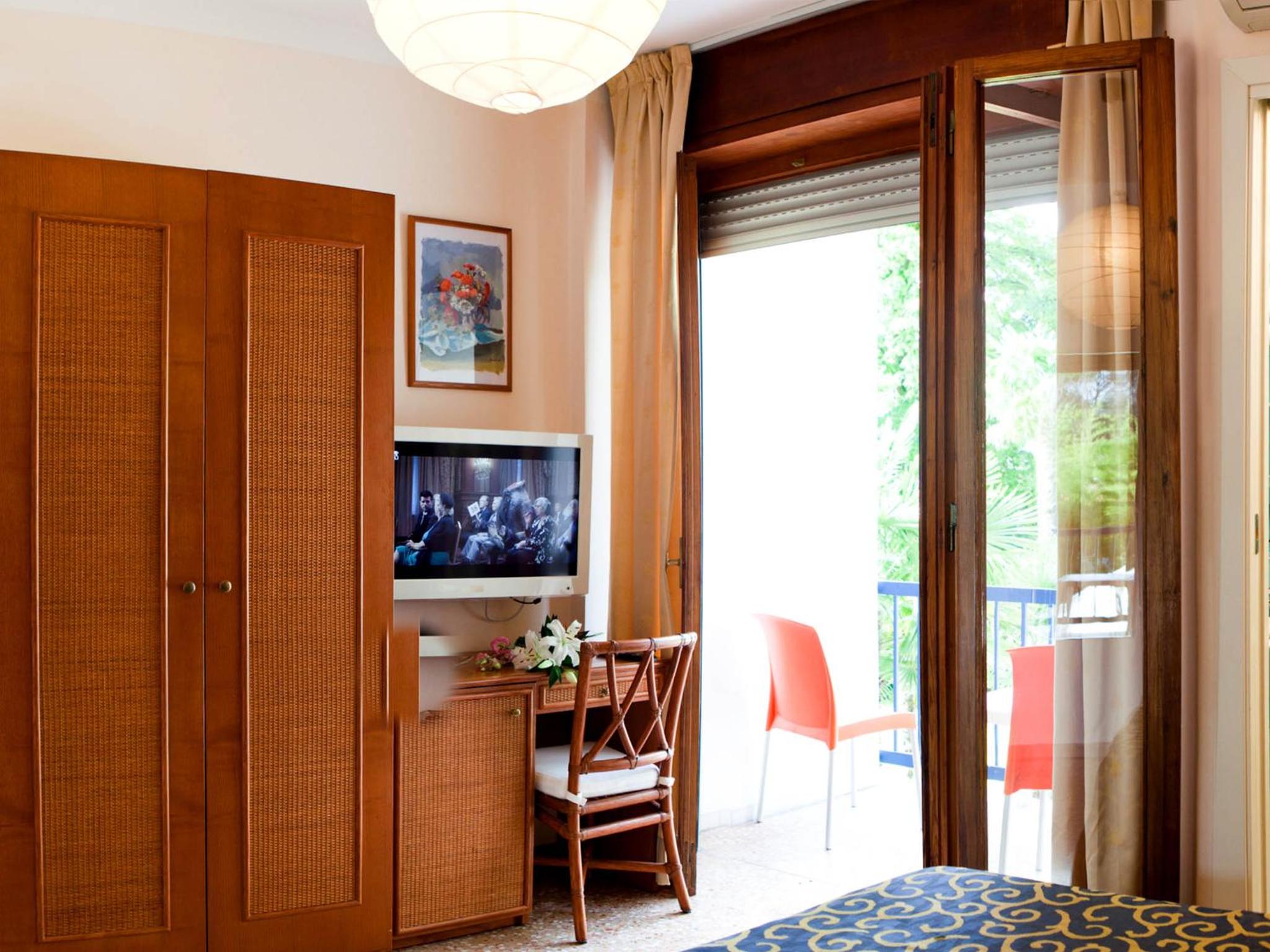 Double Room with Balcony - Photo 5