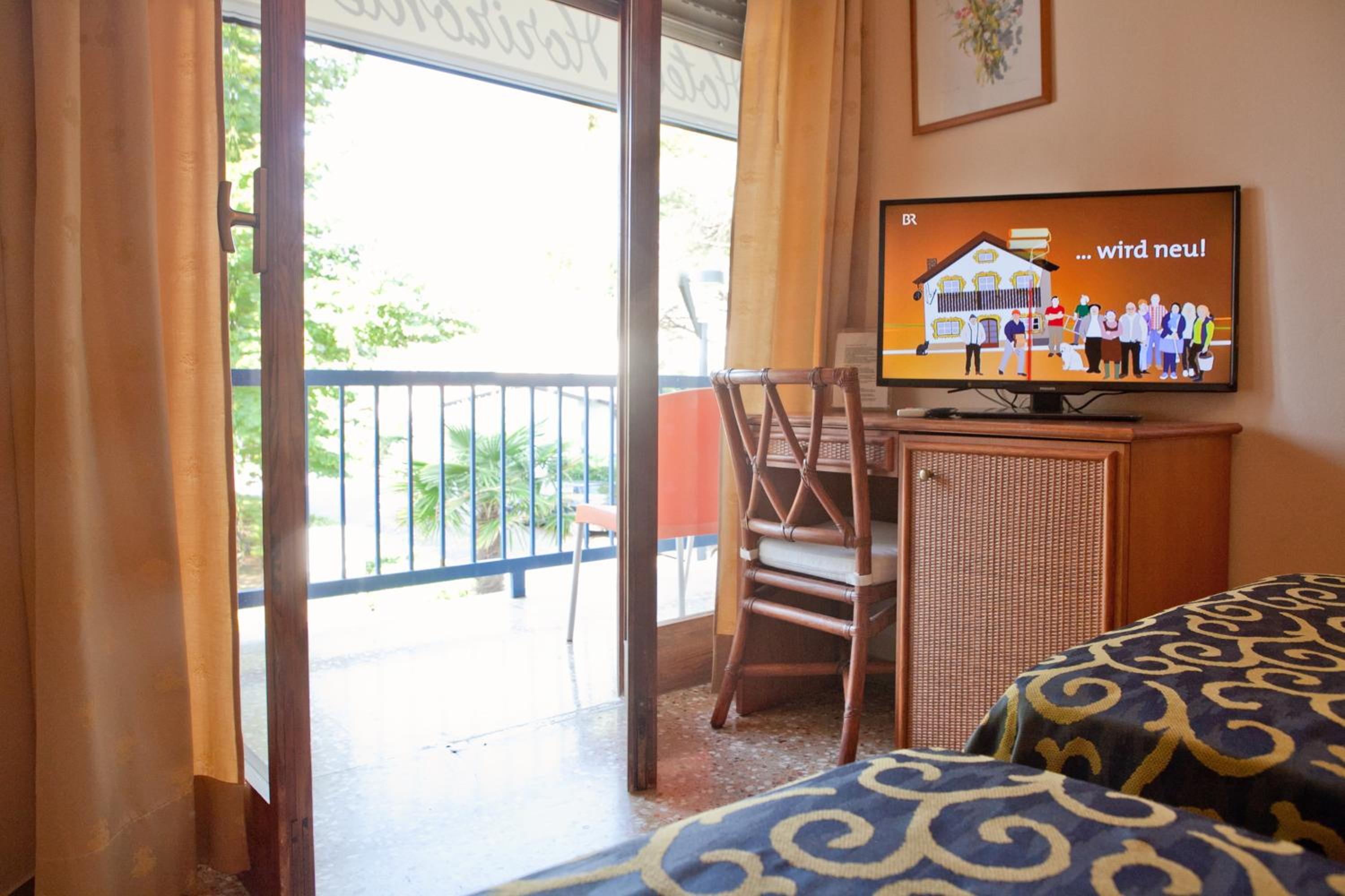 Double Room with Balcony - Photo 8