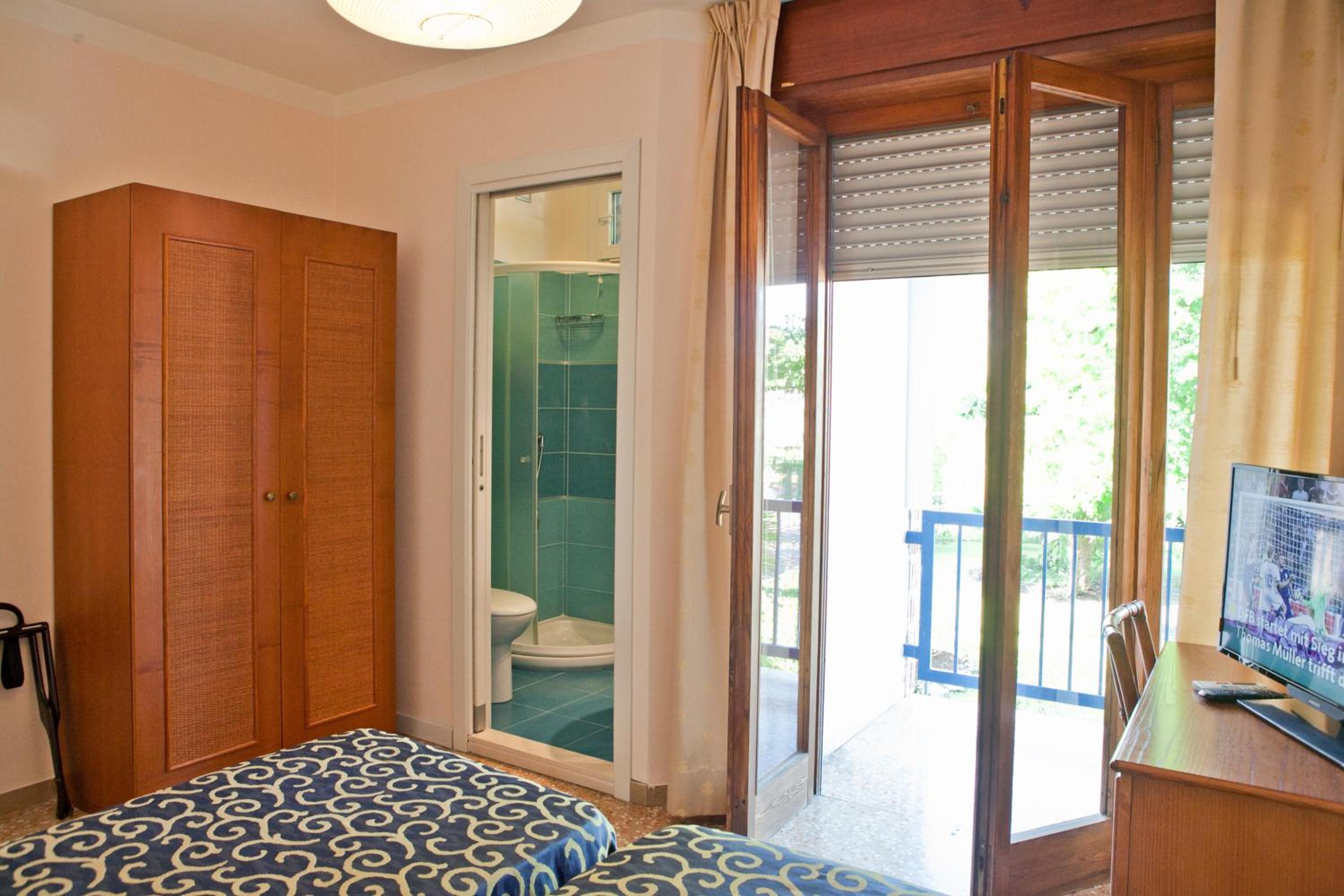 Double Room with Balcony - Photo 9