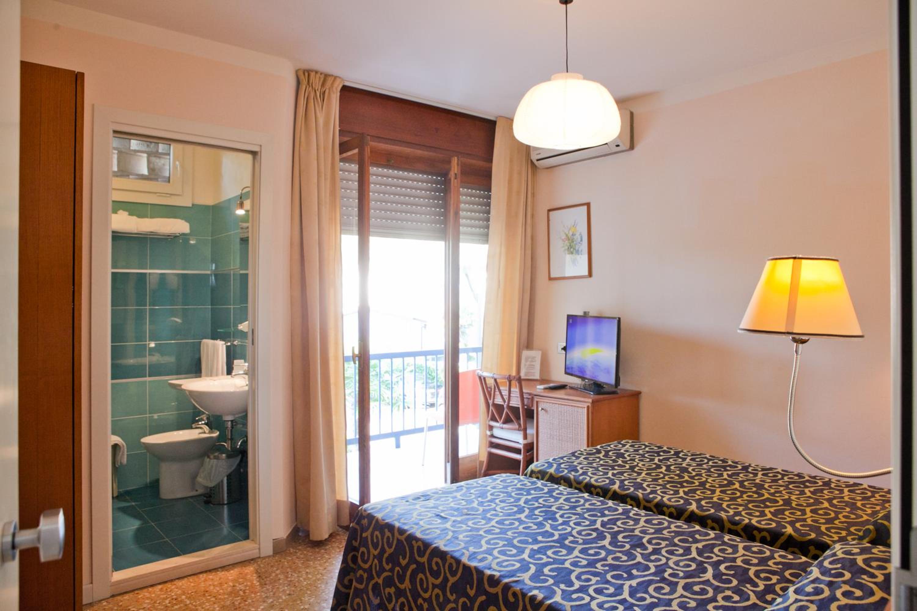 Double Room with Balcony - Photo 10