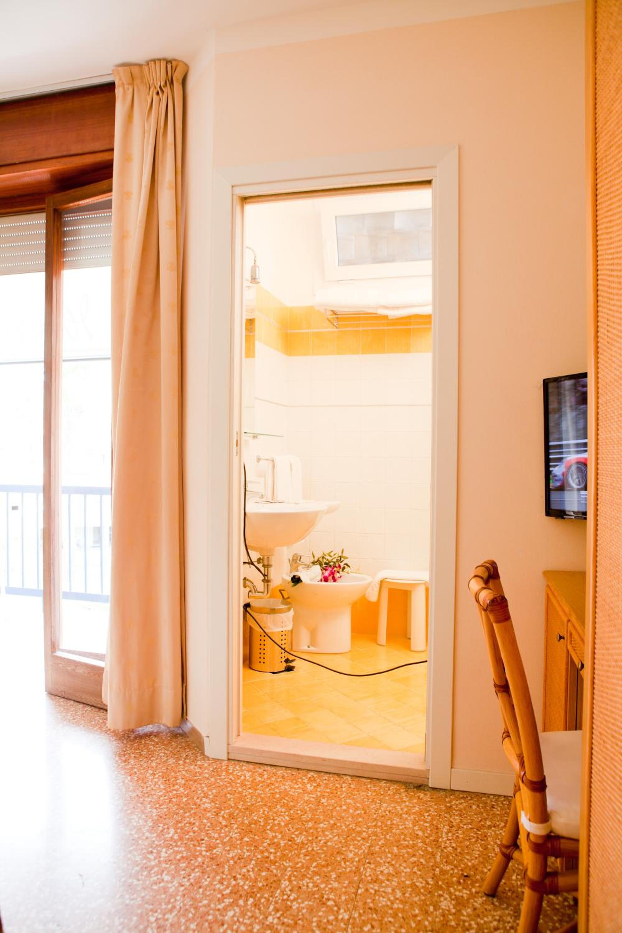 Double Room with Balcony - Photo 6