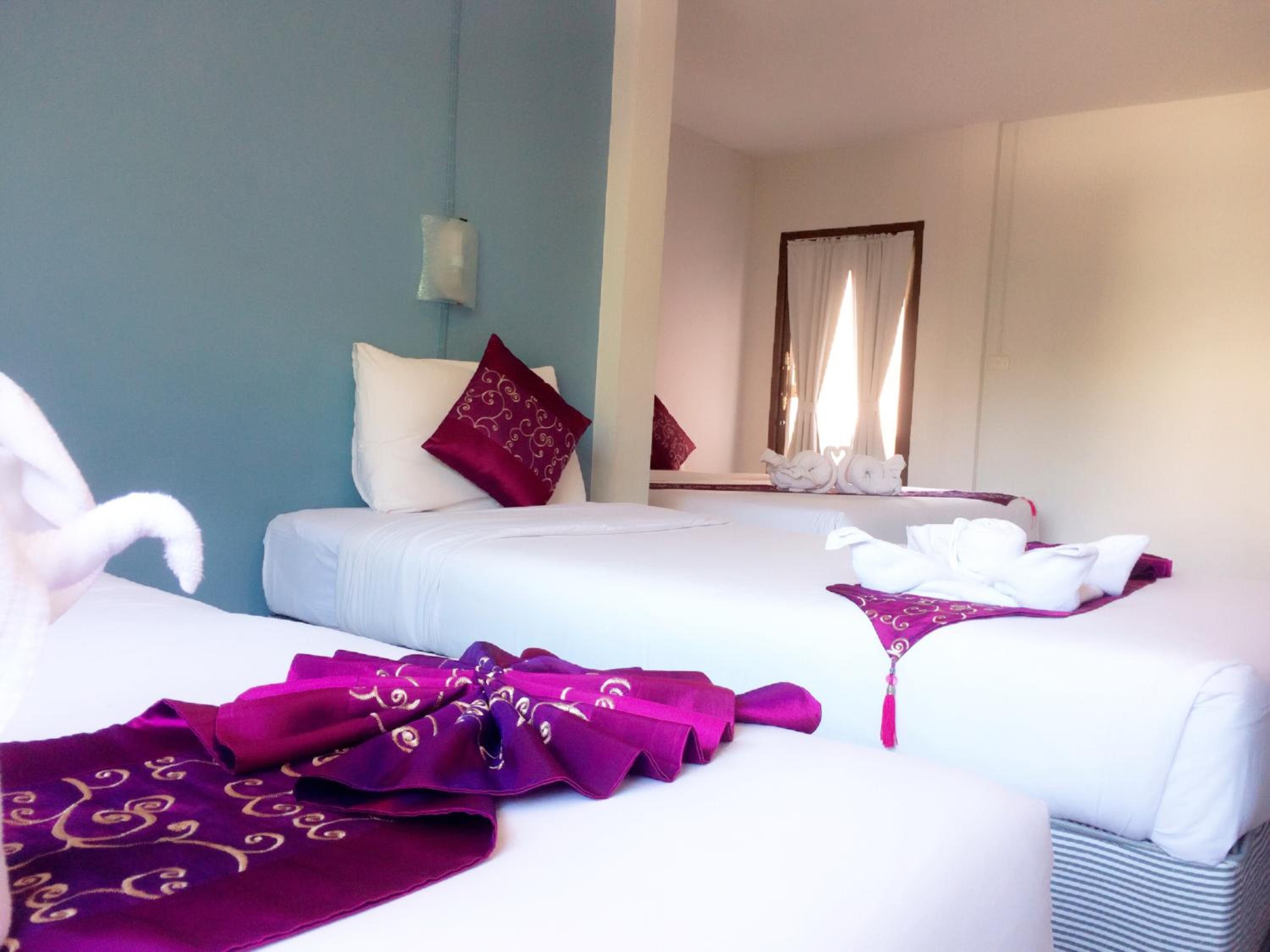 Quadruple Room with Balcony - Photo 9