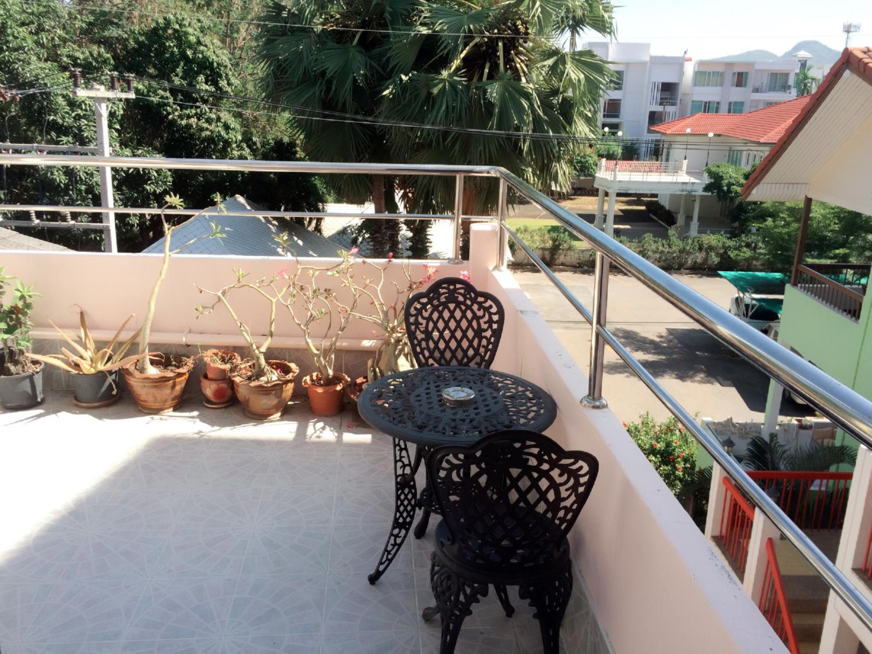 Quadruple Room with Balcony - Photo 10