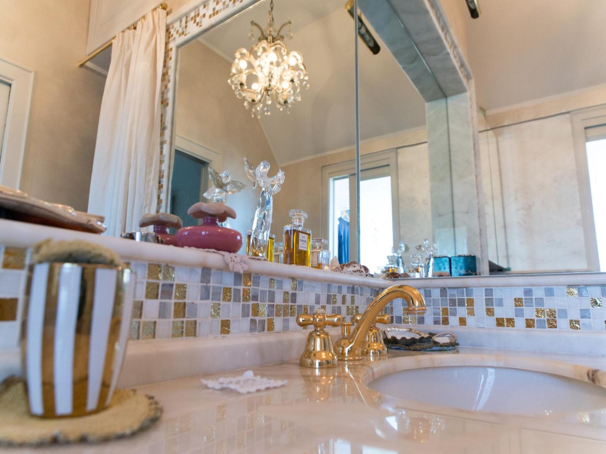 Deluxe Double Room with Private Bathroom photo 2