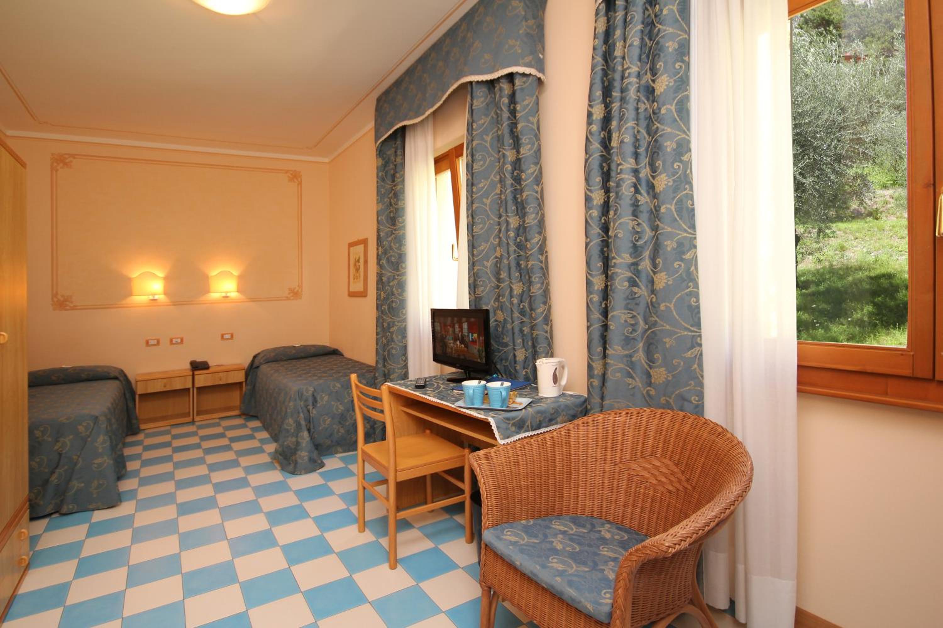 Twin Room with Mountain View photo 2