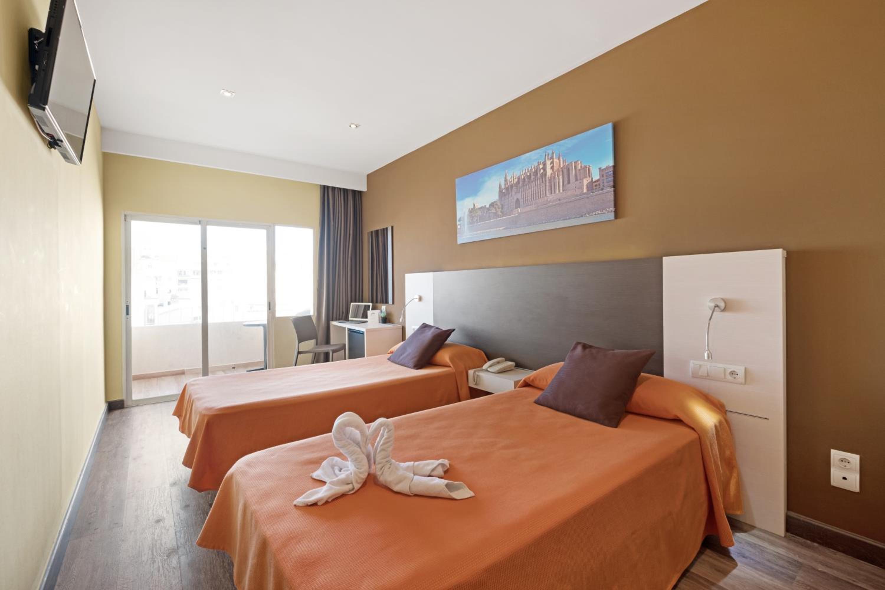 Double or Twin Room thumbnail 5
