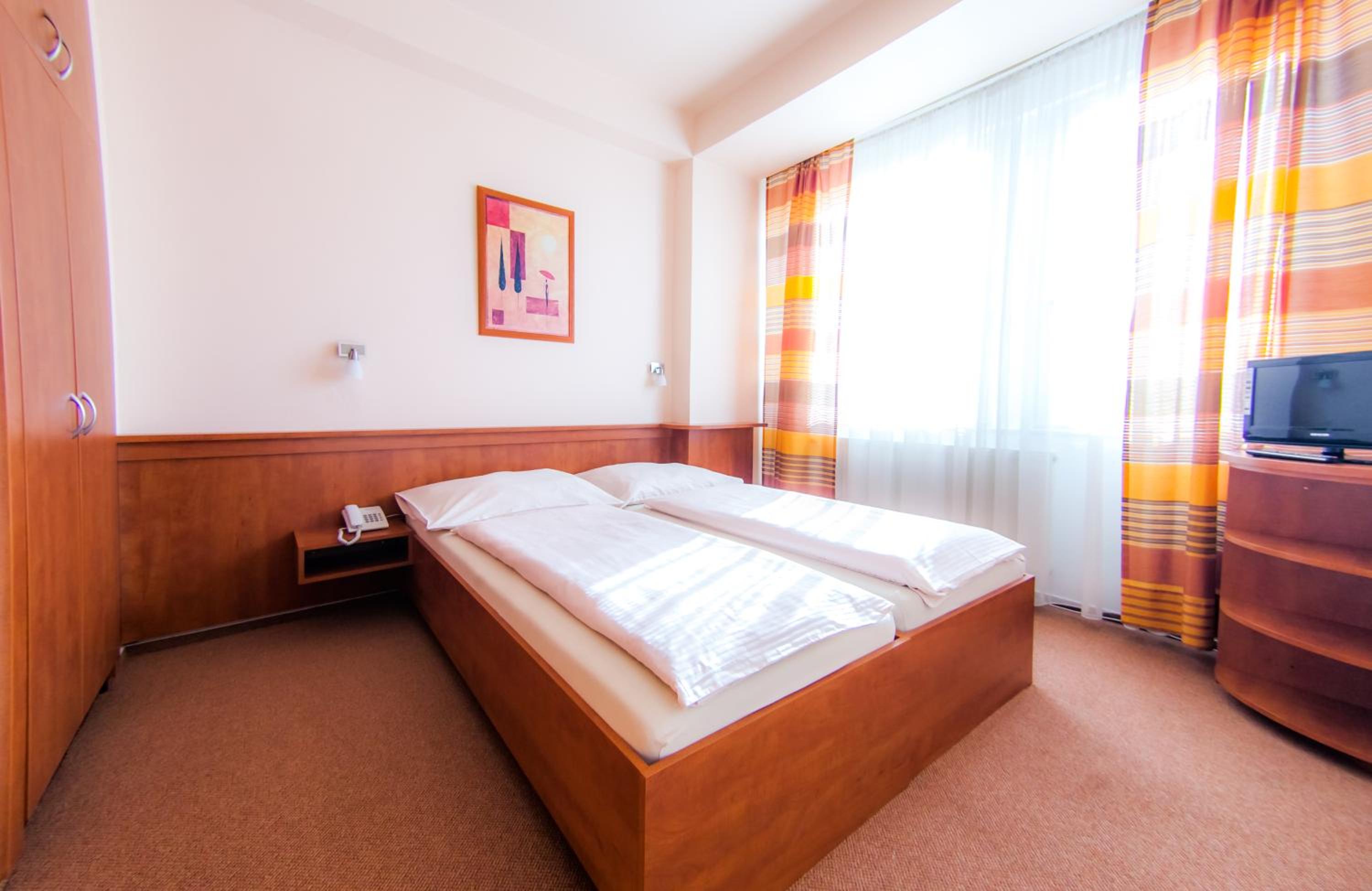 Suite - Photo 1